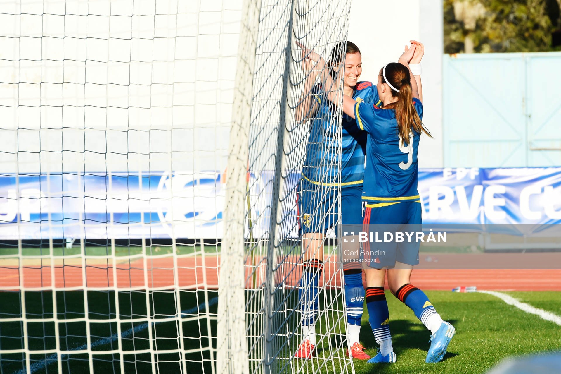 Sveriges Kosovare Asllani  gör 1-0 och firar med Lotta