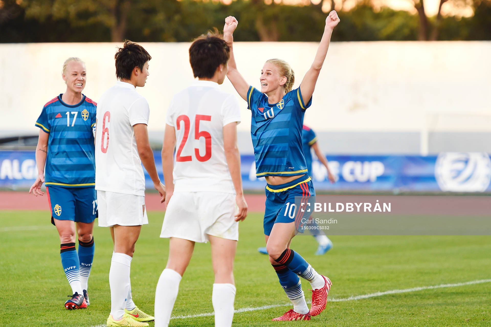 Sveriges Sofia Jakobsson gör  3-0 och jublar med Caroline