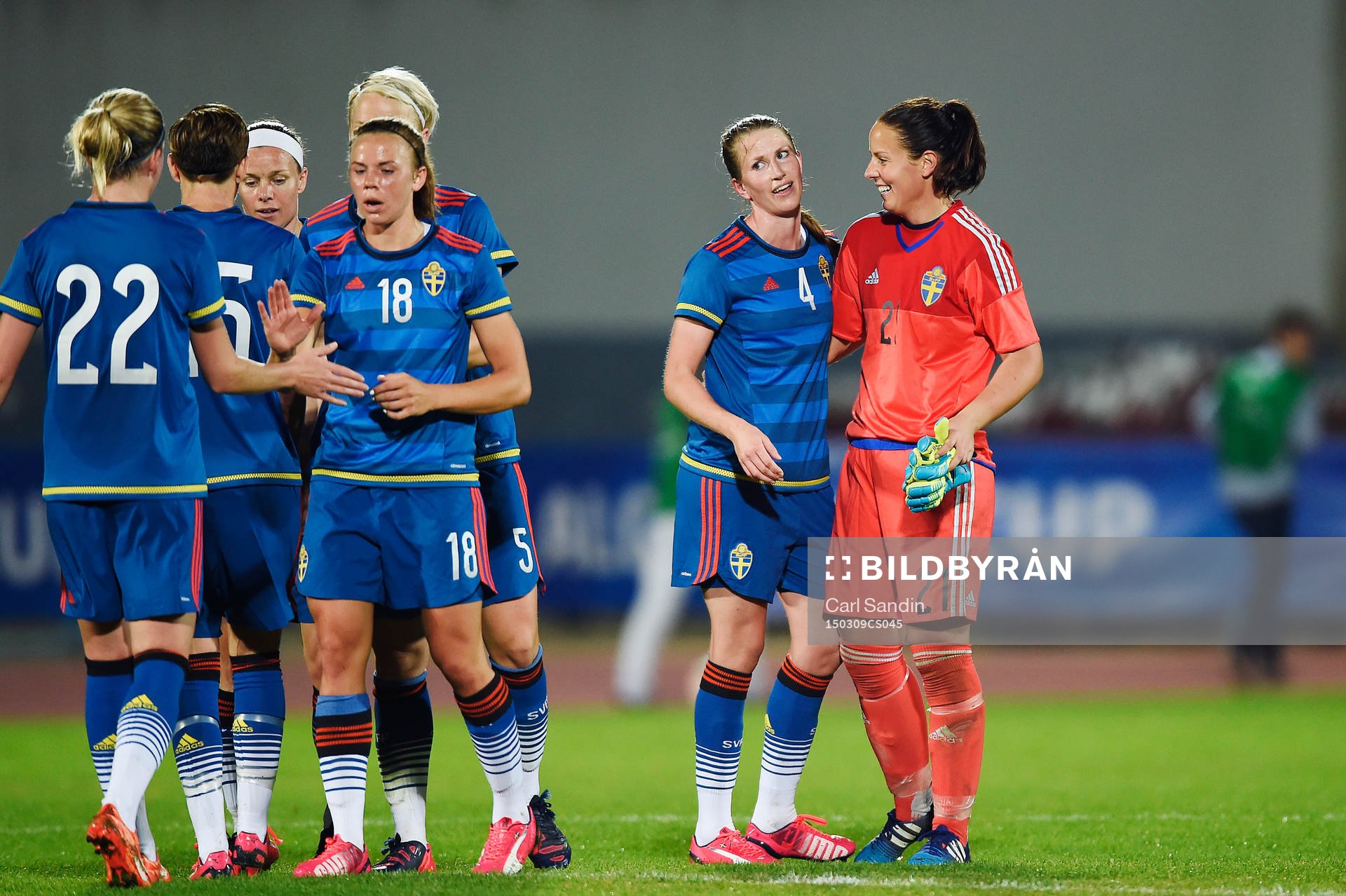Sveriges spelare med Emma Berglund och målvakt Carola