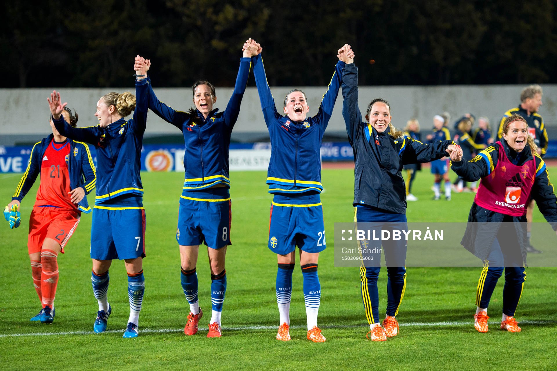 Sveriges Lotta Schelin, Olivia Schough, Elin Rubensson och Hanna Folkesson tackar publiken efter en fotbollsmatch i Algarve Cup mellan Sverige och Kina den 9 mars 2015 i Vila Real de Santo Antonio.