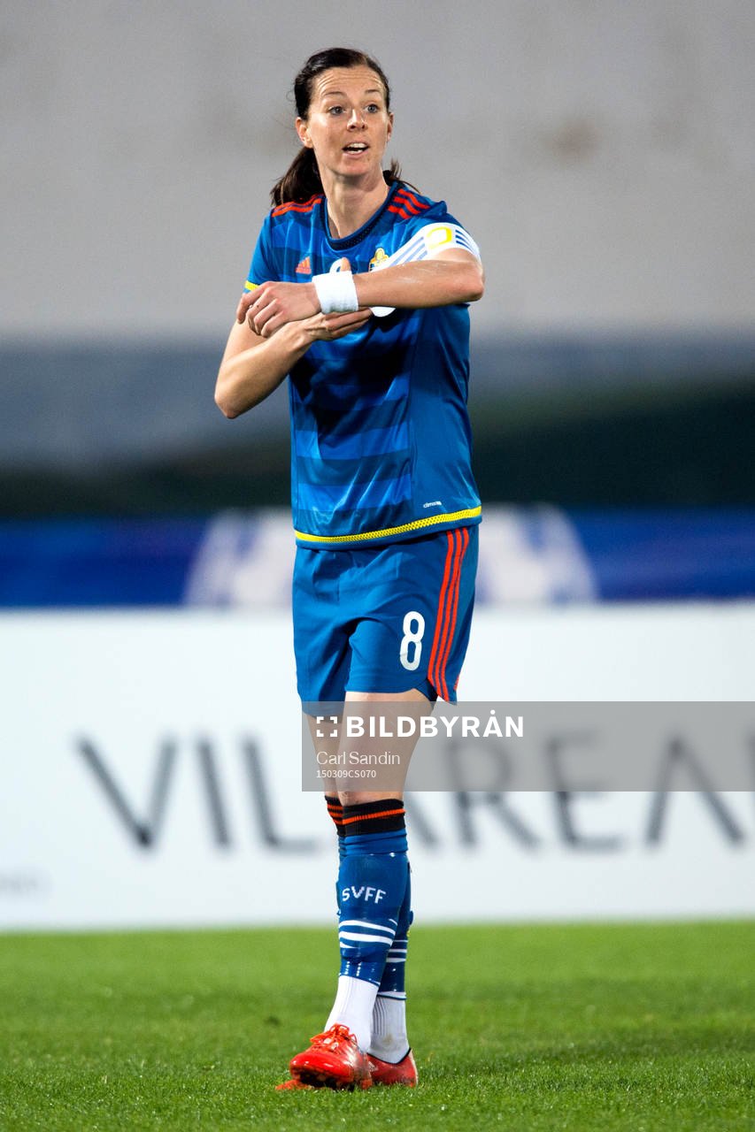 Sveriges Lotta Schelin tar på sig en kaptensbindel under en fotbollsmatch i Algarve Cup mellan Sverige och Kina den 9 mars 2015 i Vila Real de Santo Antonio.