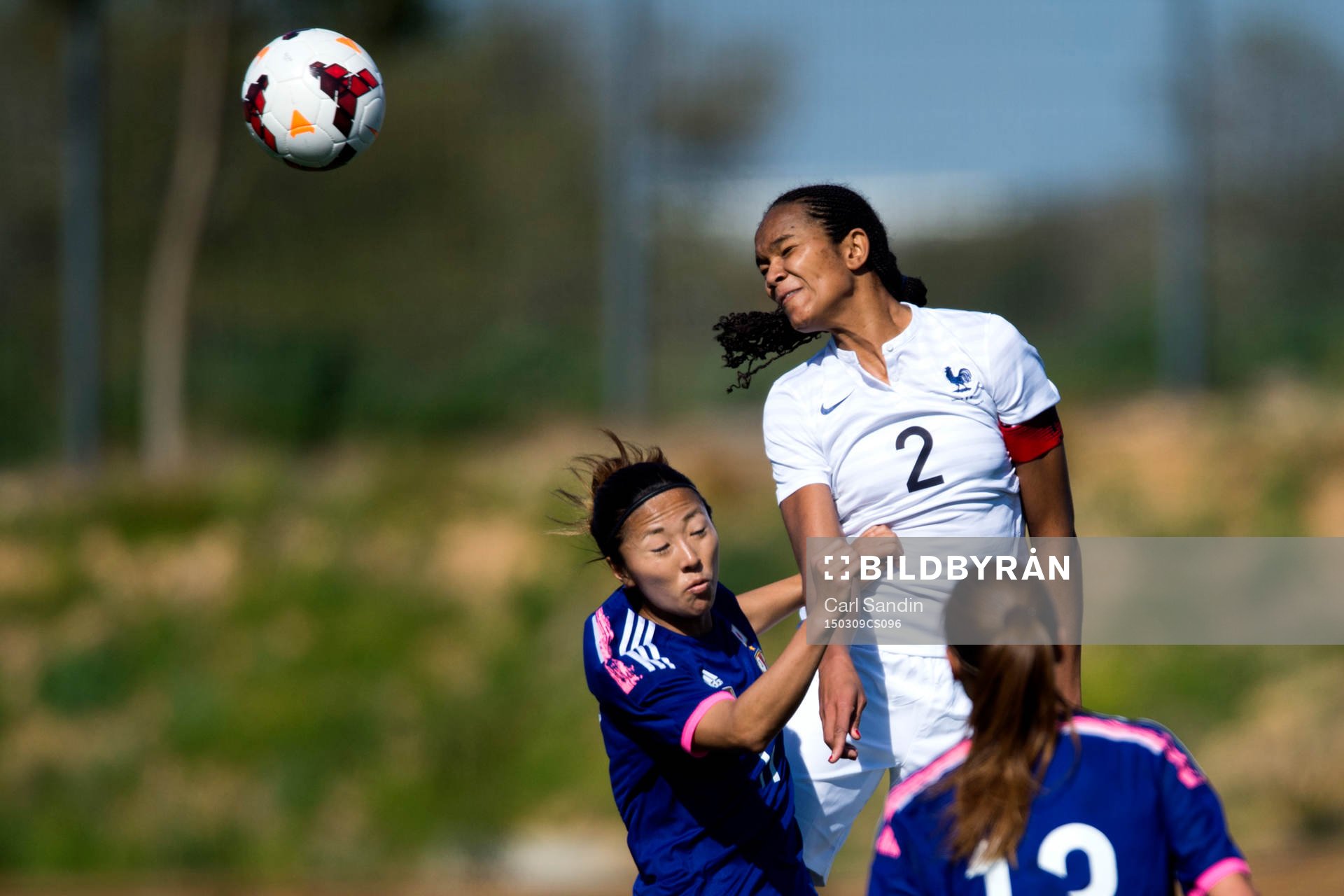 Japans Yuki Ogimi i nickduell med Frankrikes Wendie Renard
