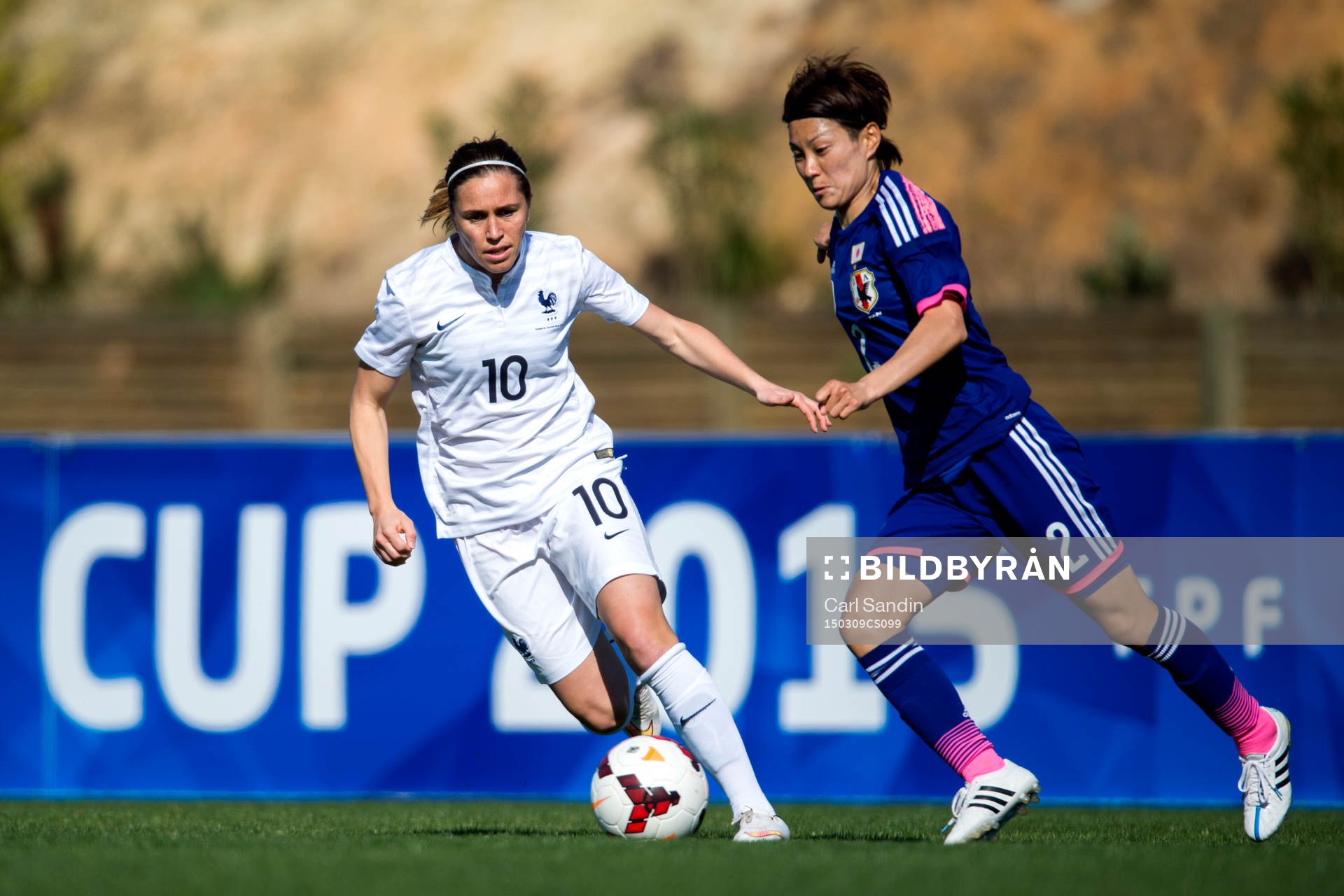 Frankrikes Camille Abily och Japans Yukari Kinga