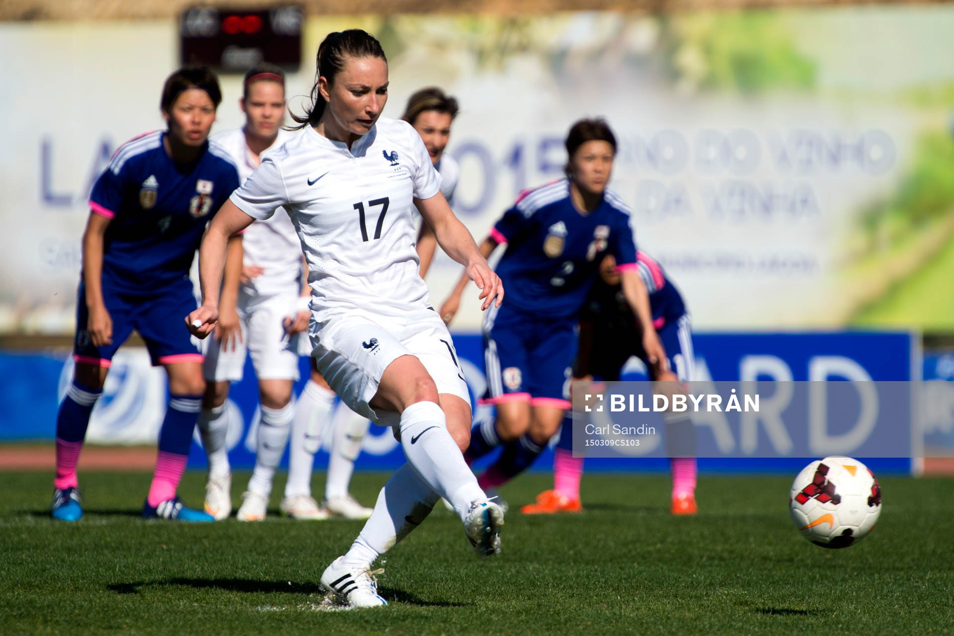 Frankrikes Gaetane Thiney gör 1-1 på straff