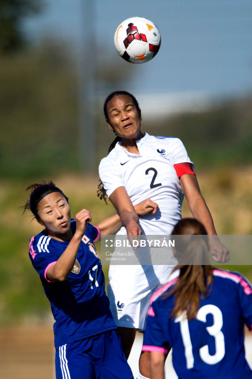 Japans Yuki Ogimi i nickduell med Frankrikes Wendie Renard