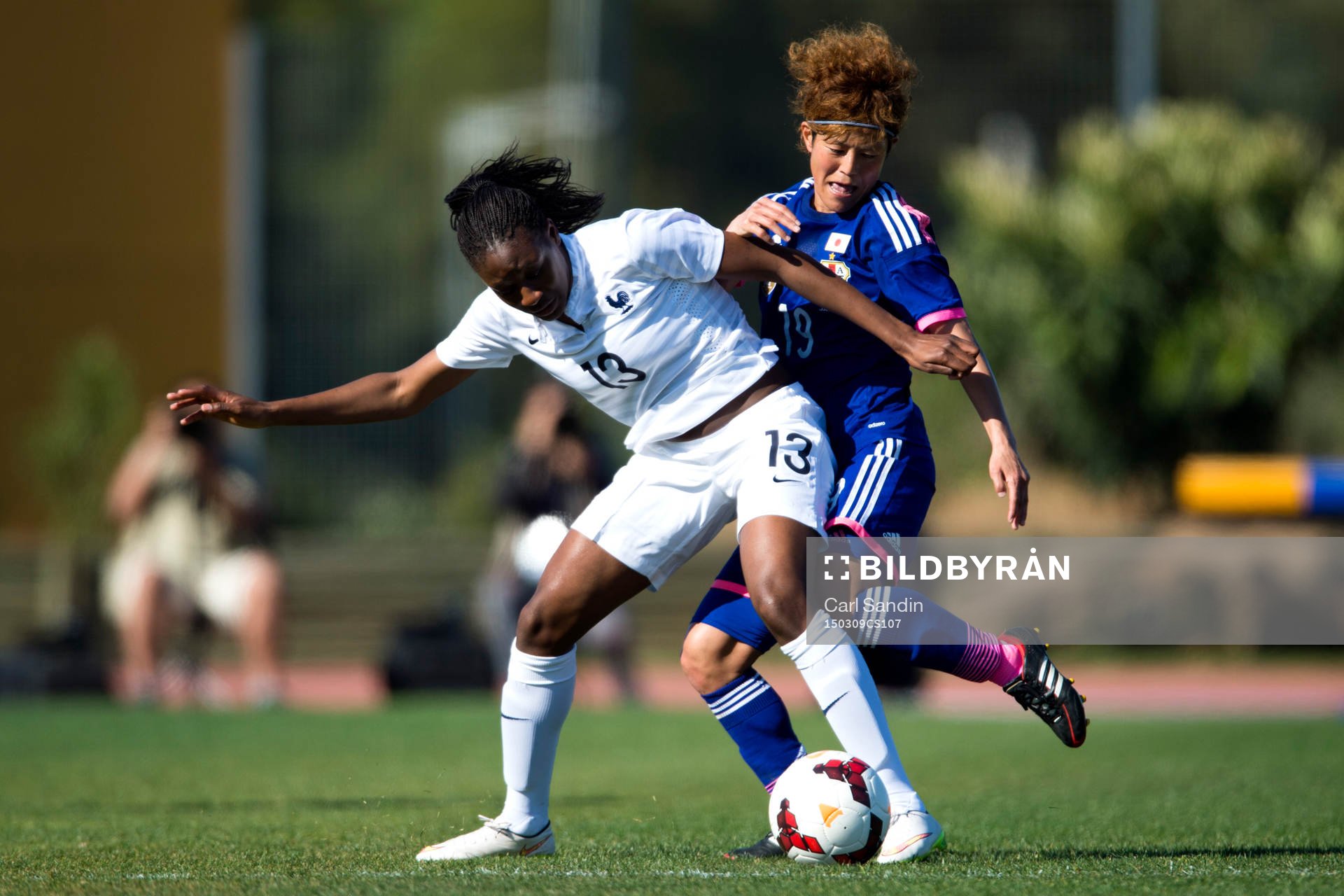 Frankrikes Kadidiatou i närkamp med Japans Saori Ariyoshi under en fotbollsmatch i Algarve Cup mellan Japan och Frankrike den 9 mars 2015 i Parchal.
