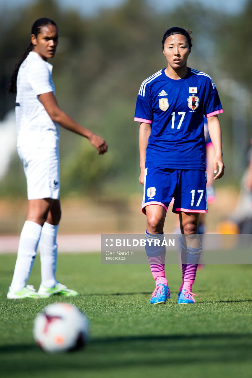 Frankrikes Wendie Renard och Japans Yuki Ogimi