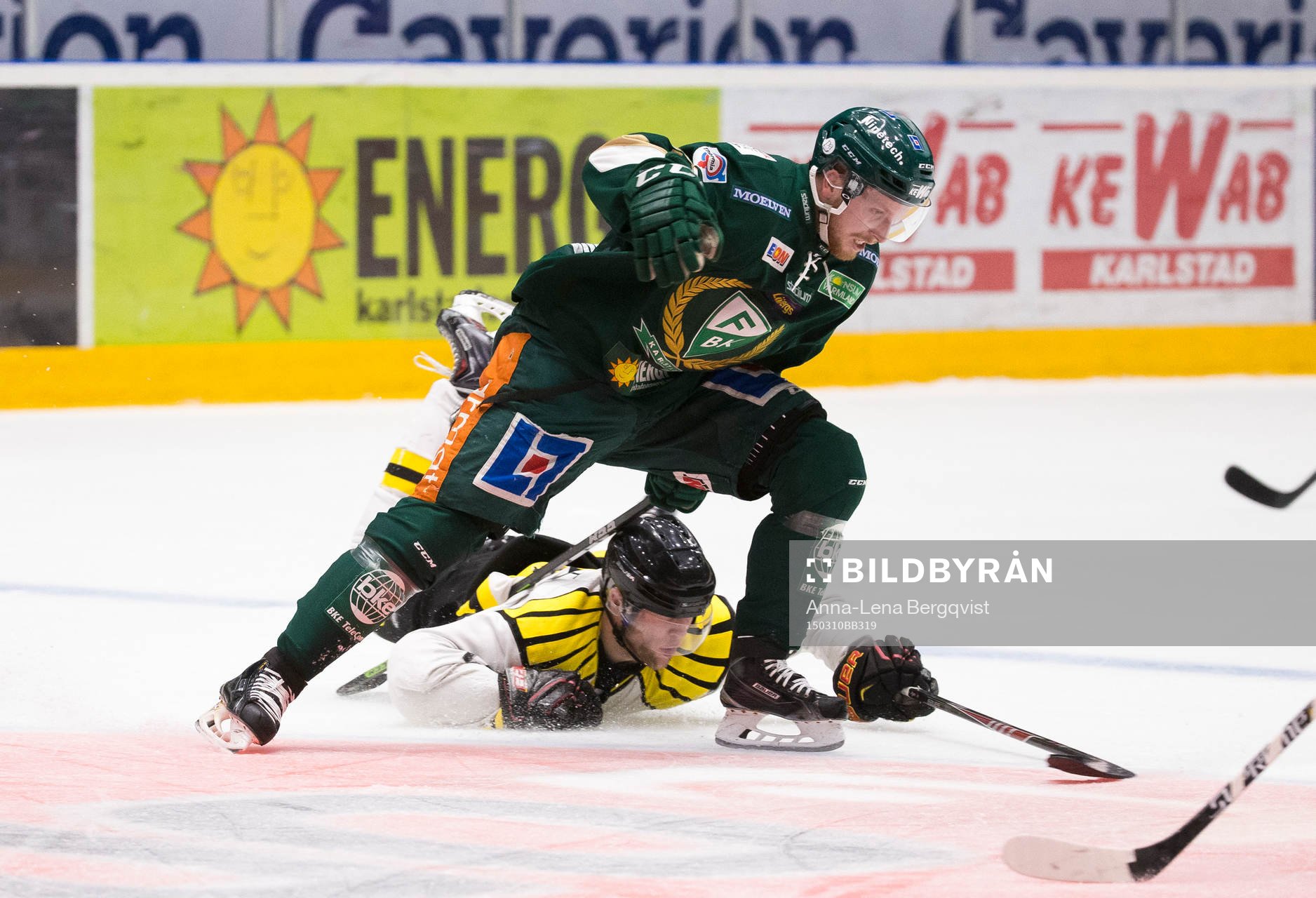 Färjestads Joachim Rohdin och en liggande Brynäs Greg