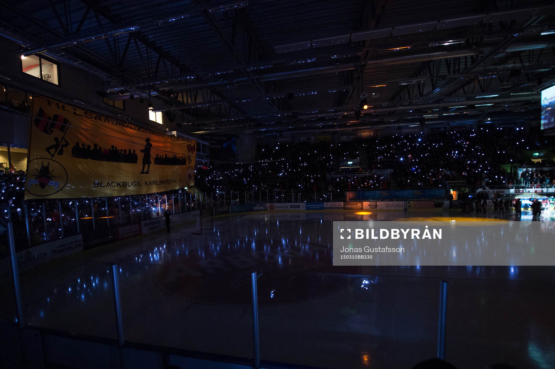 Ficklampor lyser i publiken innan matchstart