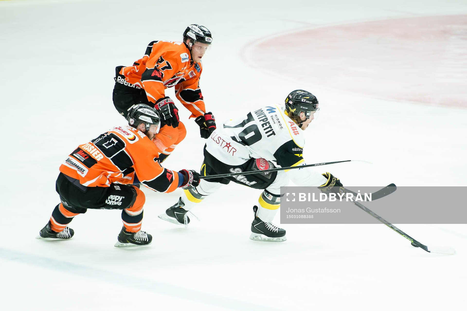 Västerås Brock Montpetit med pucken