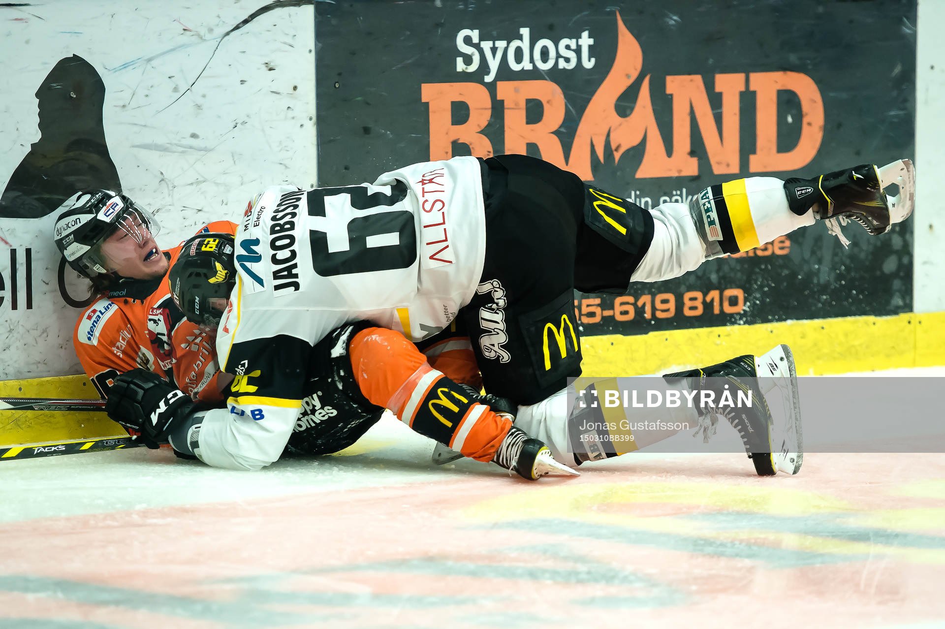 Karlskronas Filip Cruseman  trycks ner av Västerås Robin