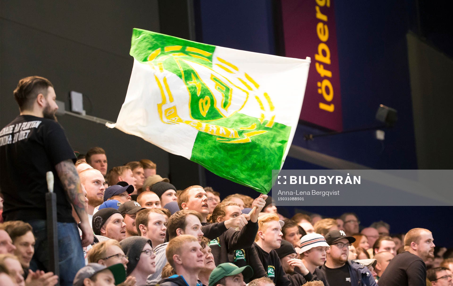 Färjestads supporter med flagga