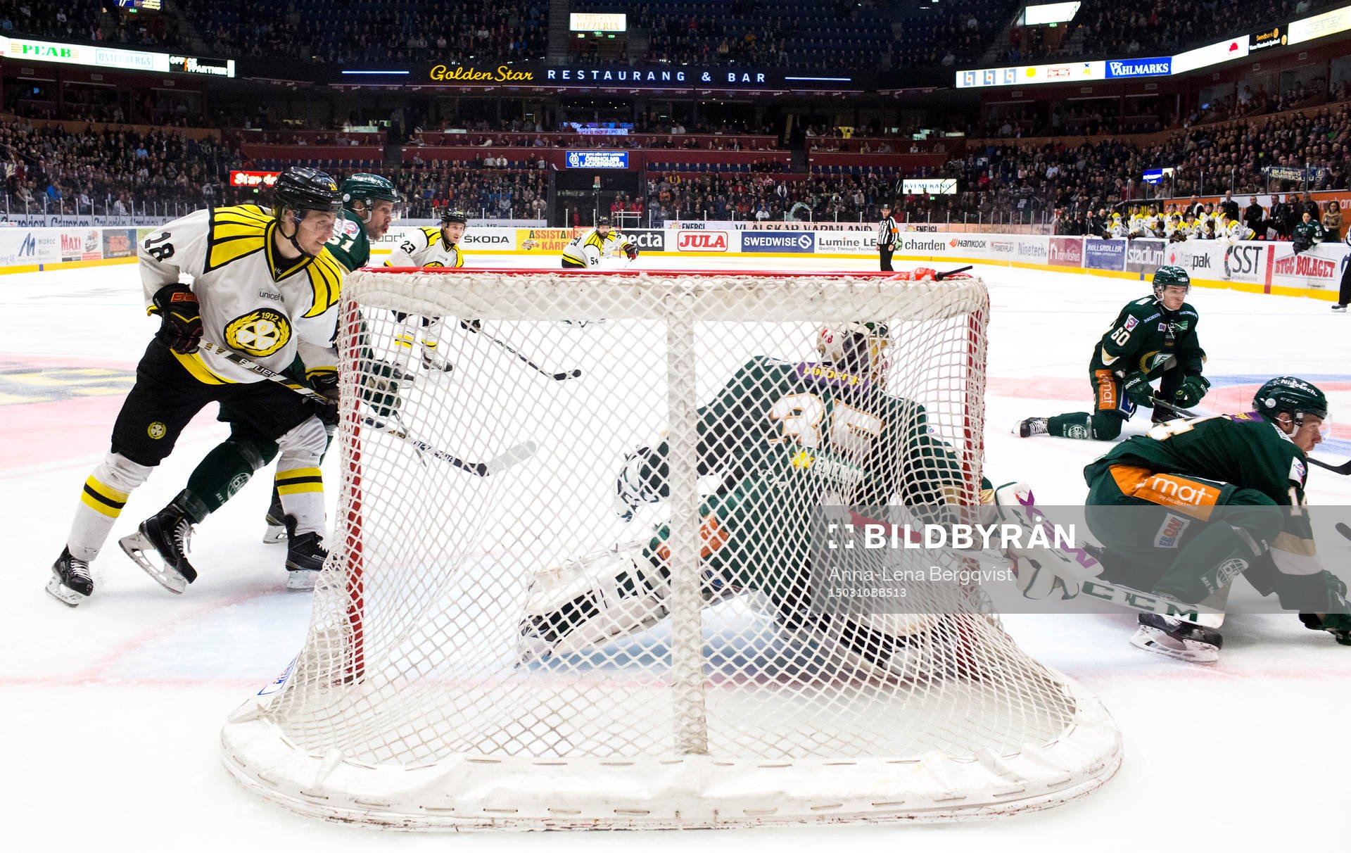 Brynäs Anton Rödin oroar framför Färjestads målvakt