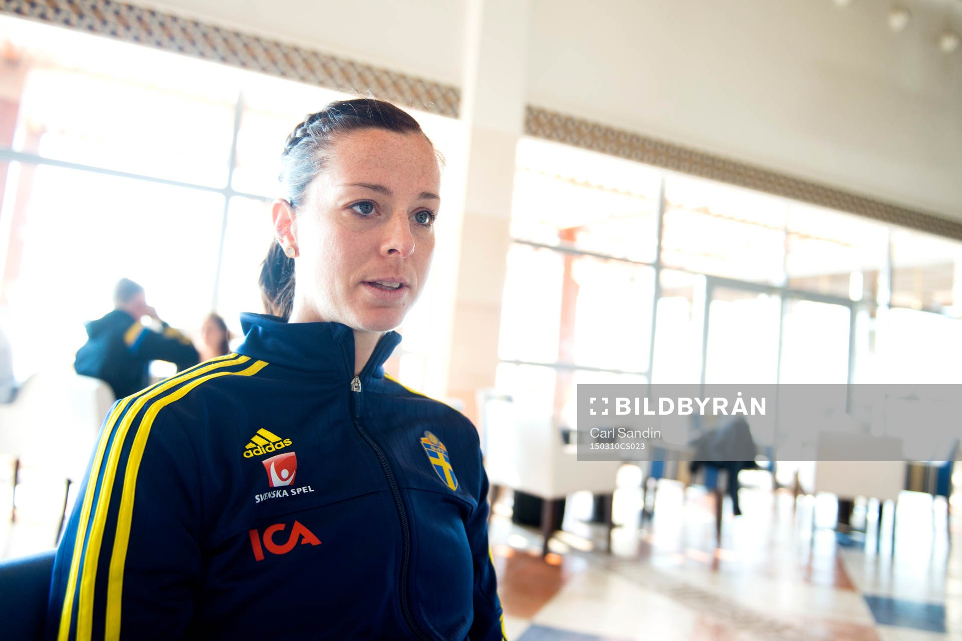 Sveriges Lotta Schelin blir intervjuad