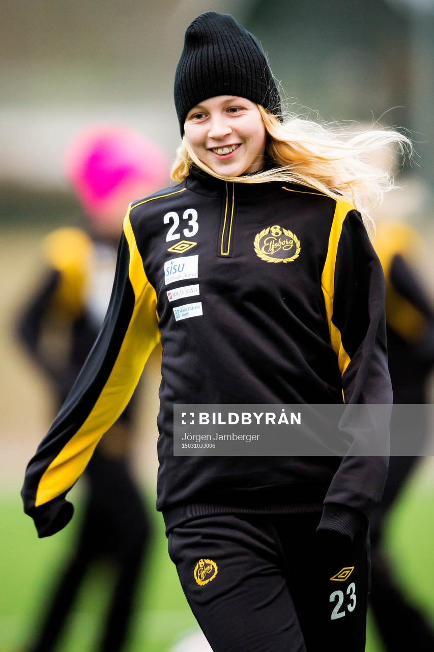Glad tjej under träning med Camp Elfsborg Flickakademi den 10 mars 2015 i Borås.