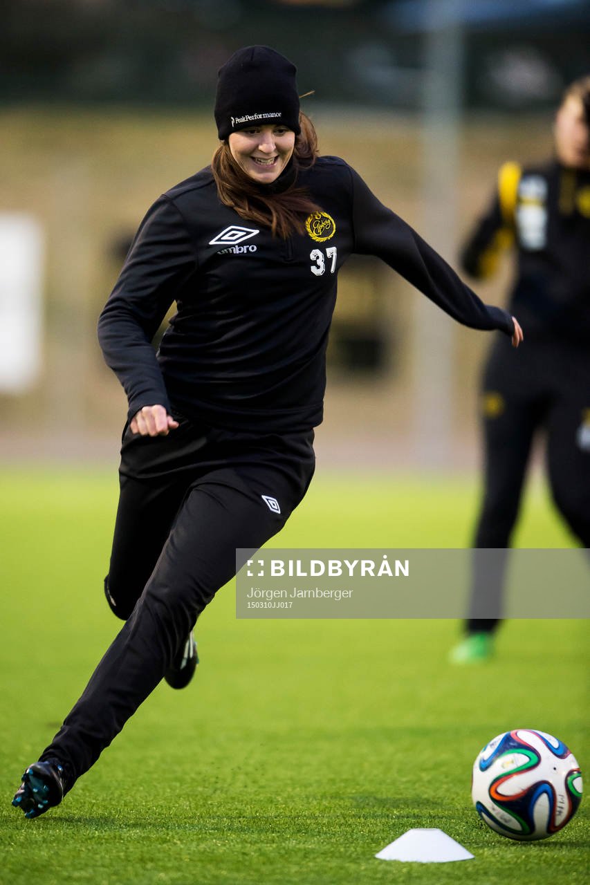 Flickakademins huvudtränare Rebecca Johnson deltager i en övning under träning med Camp Elfsborg Flickakademi den 10 mars 2015 i Borås.