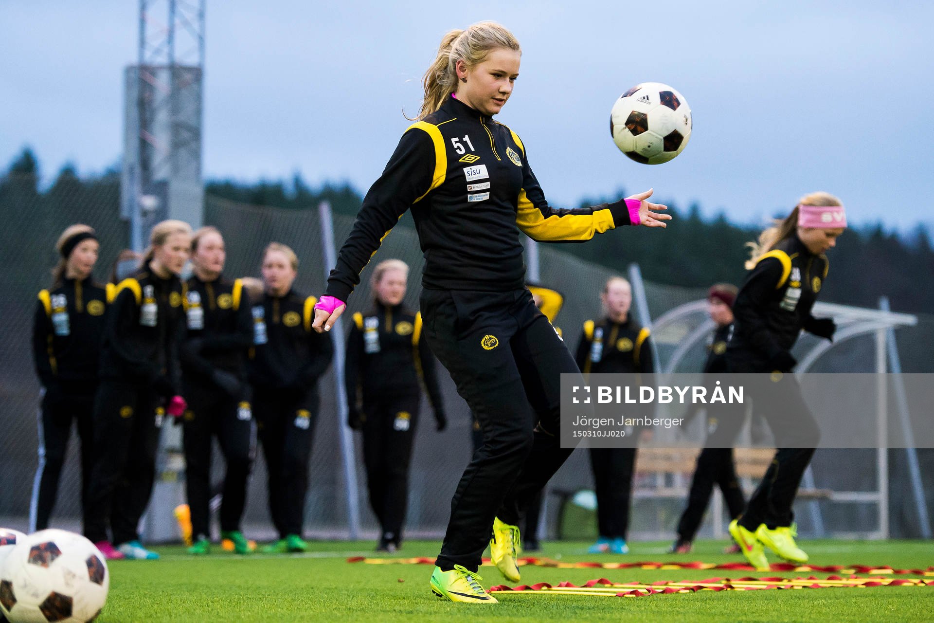 Teknikövning med boll under träning med Camp Elfsborg Flickakademi den 10 mars 2015 i Borås.