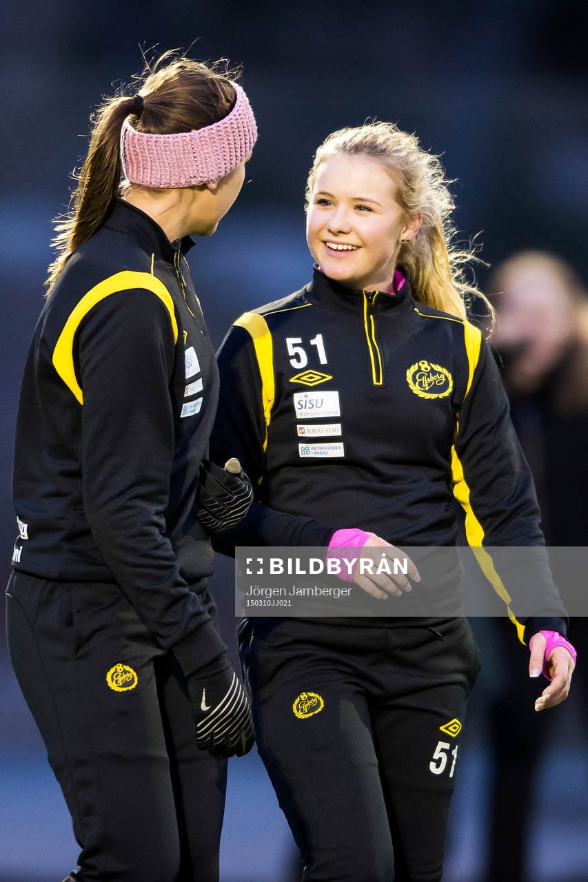 Glada tjejer under träning med Camp Elfsborg Flickakademi den 10 mars 2015 i Borås.
