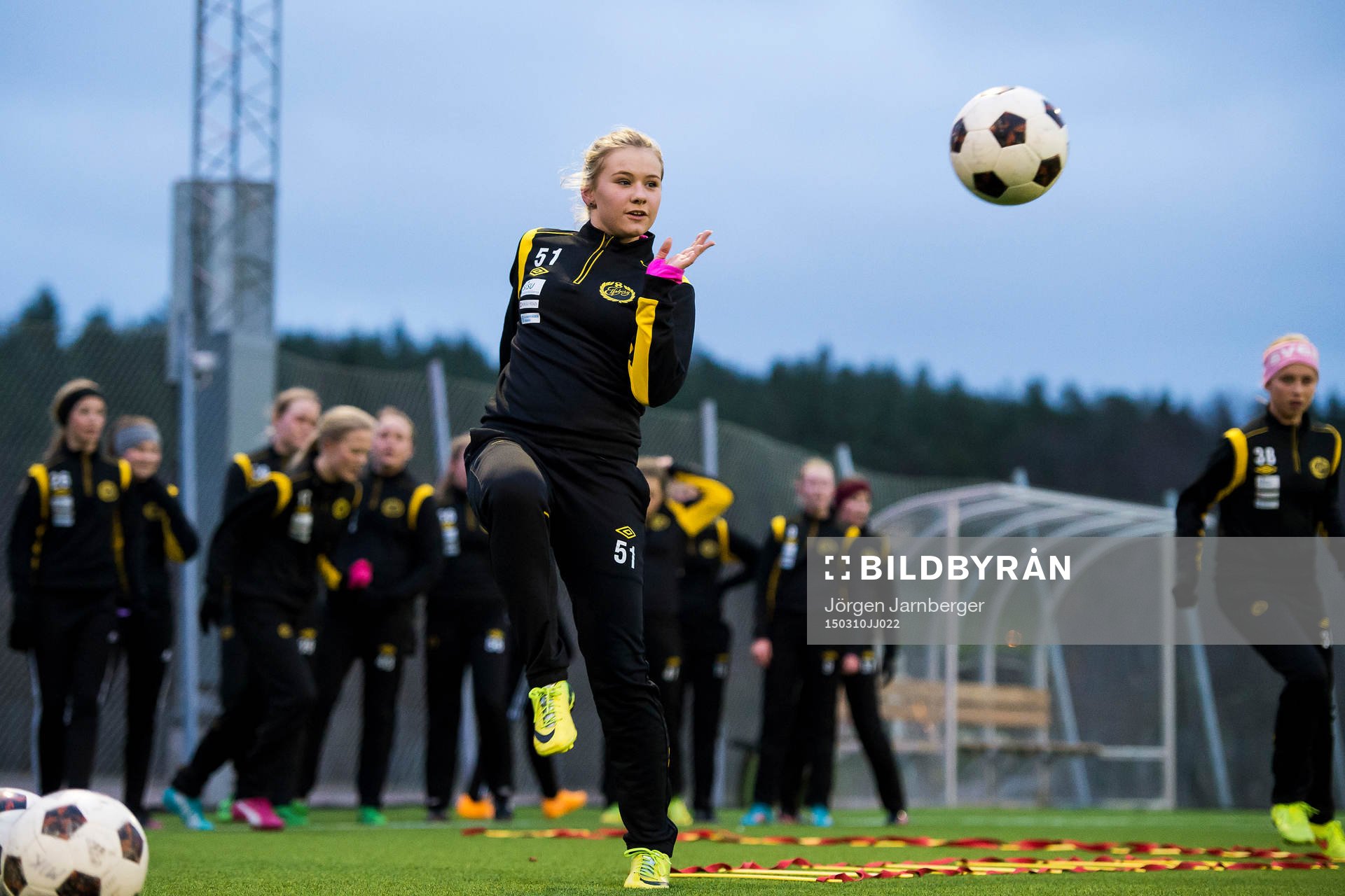 Teknikövning med boll under träning med Camp Elfsborg Flickakademi den 10 mars 2015 i Borås.