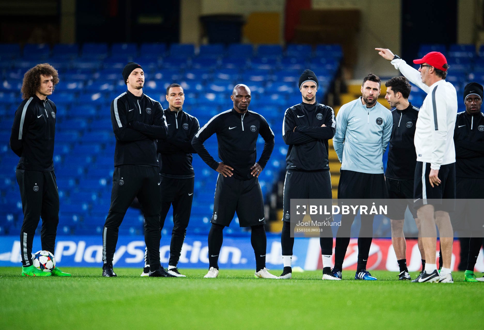 David Luiz, Zlatan Ibrahimovic och andra spelare lyssnar på tränaren Laurent Blanc (t h)under en träning med Paris SG inför den andra åttondelsfinalen i Champions League, den 10 mars 2015 i London.