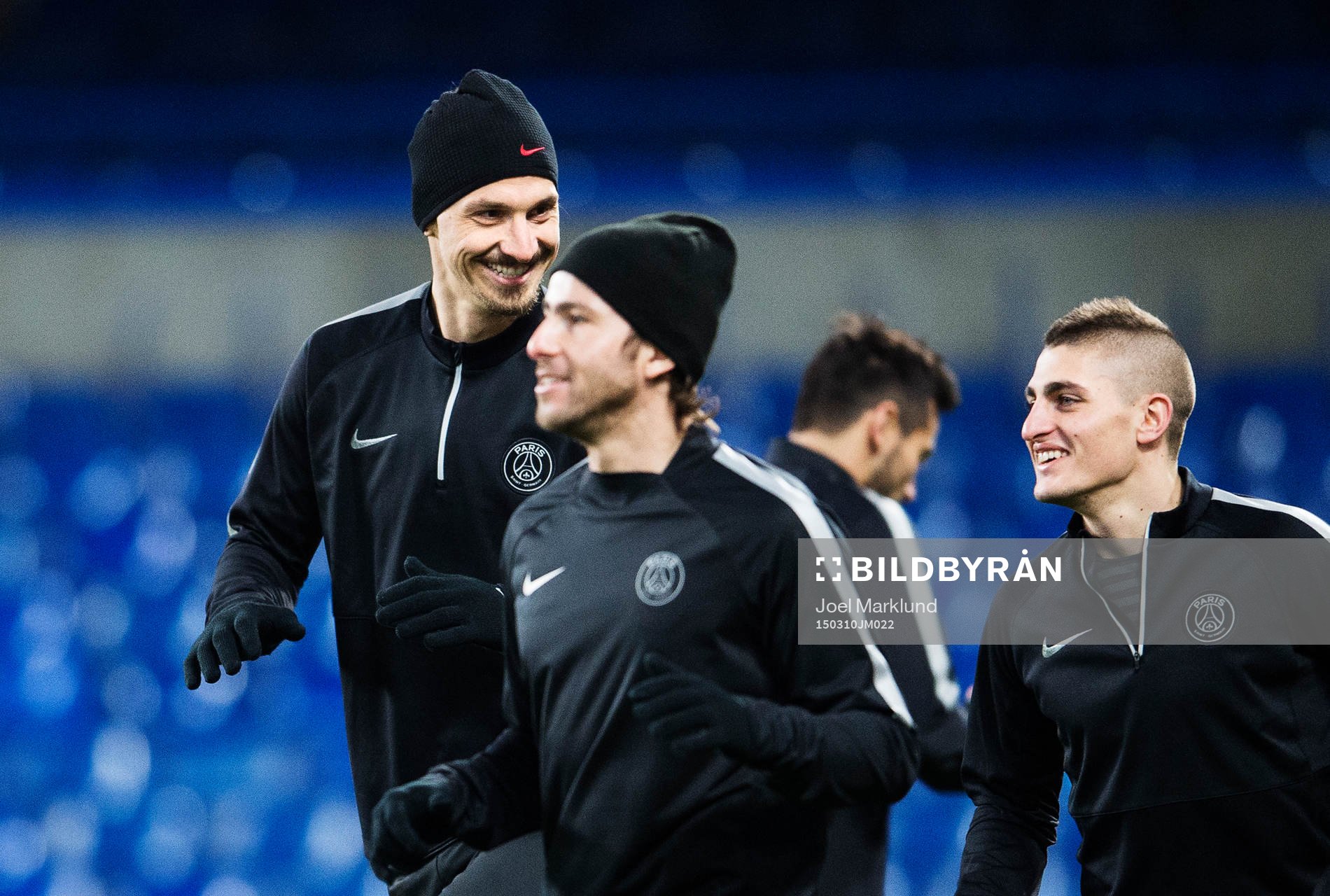 Zlatan Ibrahimovic och Marco Verratti skrattar under en träning med Paris SG inför den andra åttondelsfinalen i Champions League, den 10 mars 2015 i London.