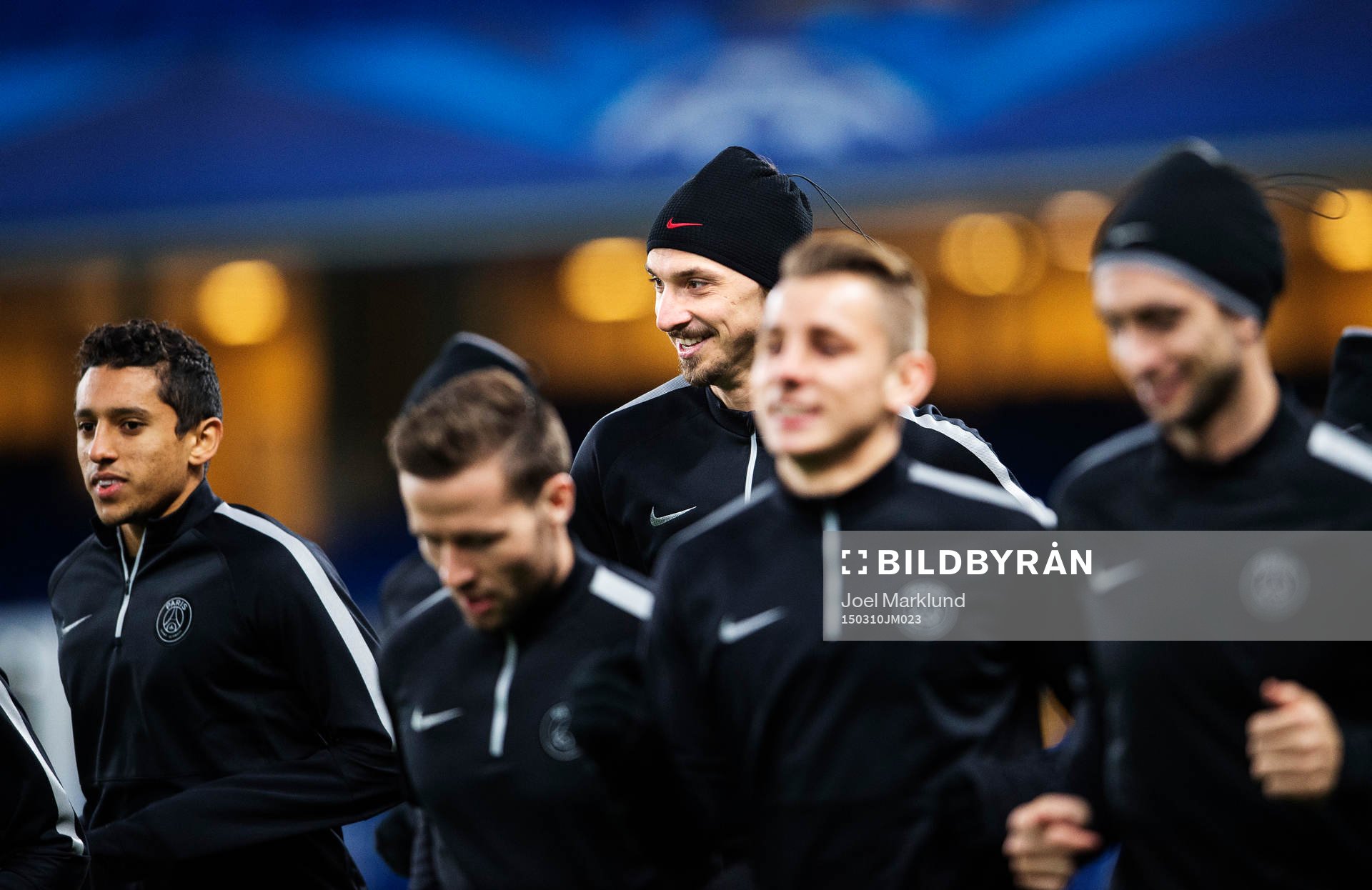 Zlatan Ibrahimovic (mitten) ler
