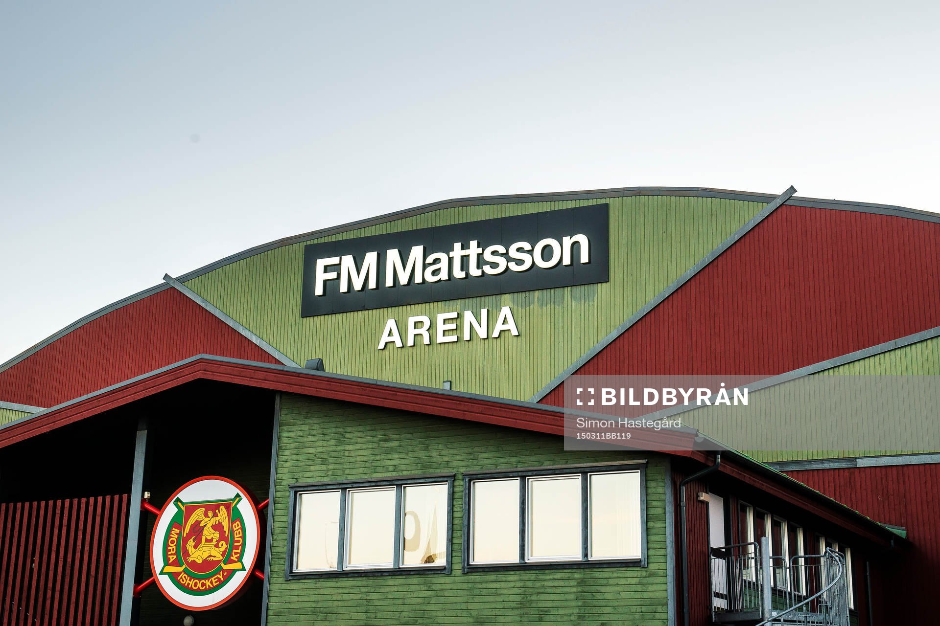 Exteriör på FM Mattsson Arena före ishockeymatchen i