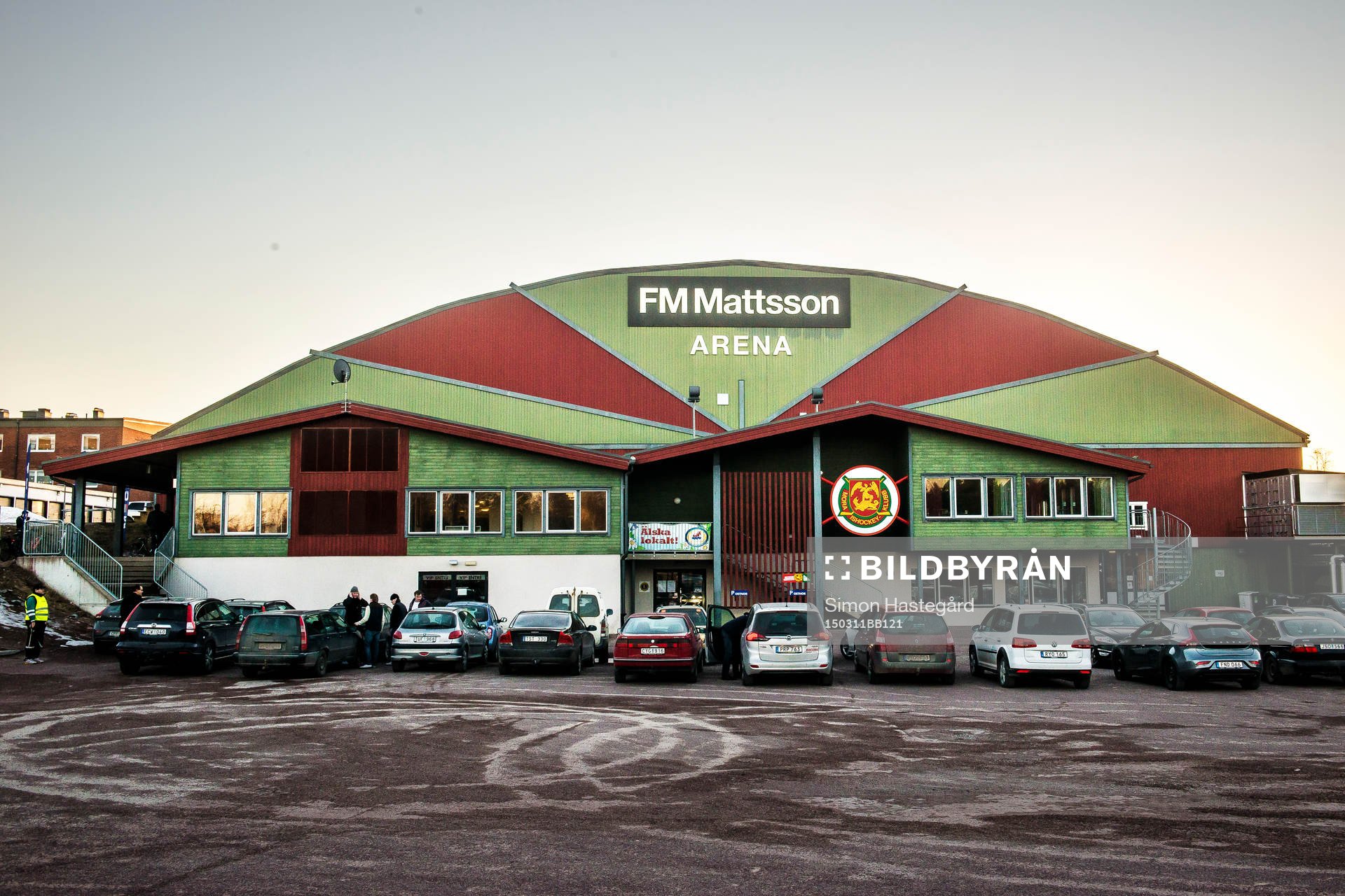Exteriör på FM Mattsson Arena före ishockeymatchen i