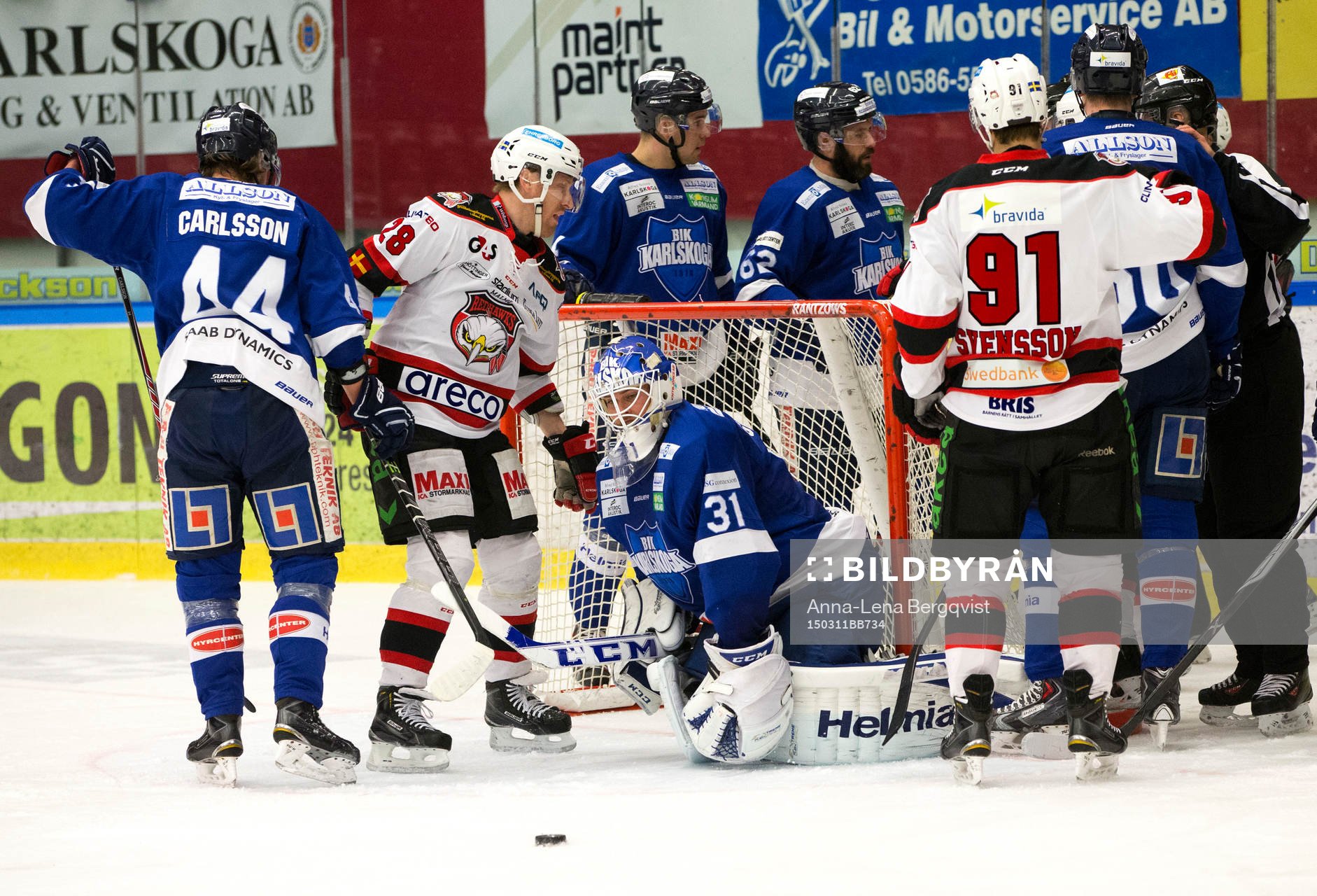 Malmö Redhawks Jens Olsson framför Karlskogas målvakt