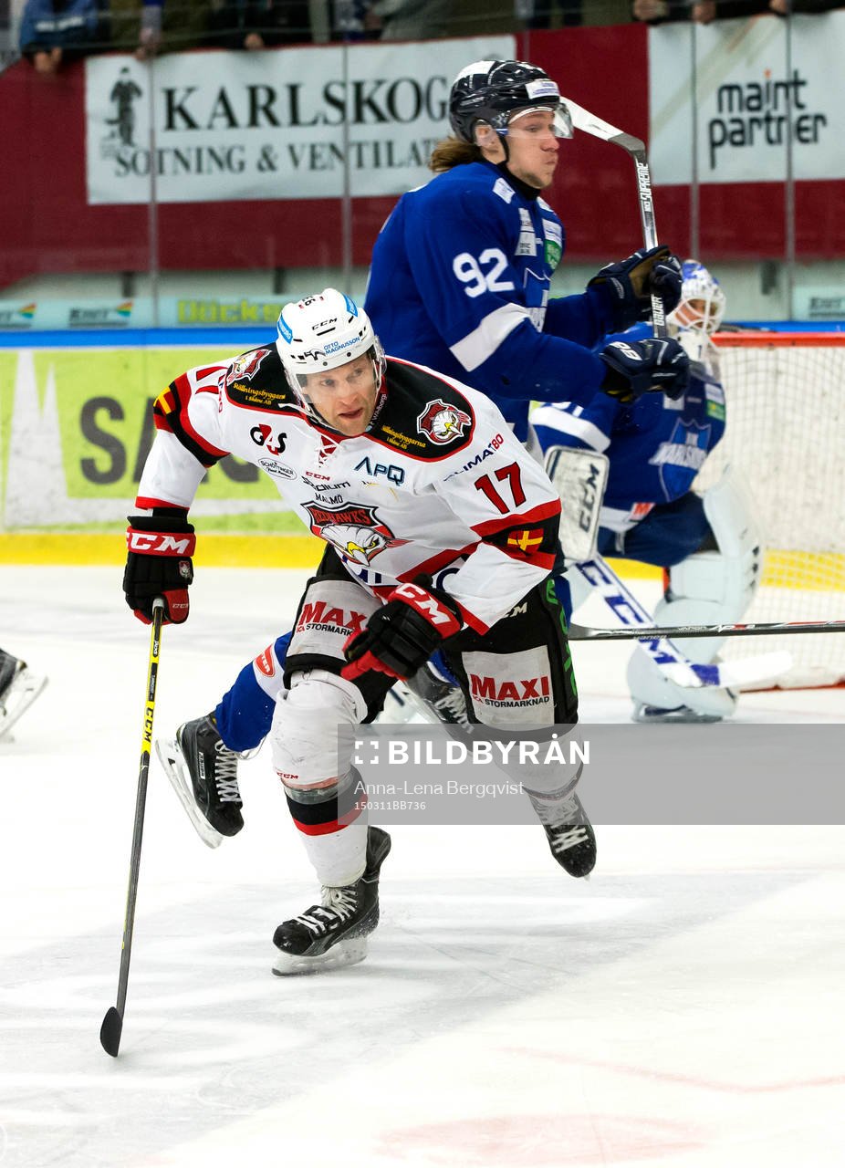 Malmö Redhawks Mathias Tjärnqvist krockar med Karlskogas