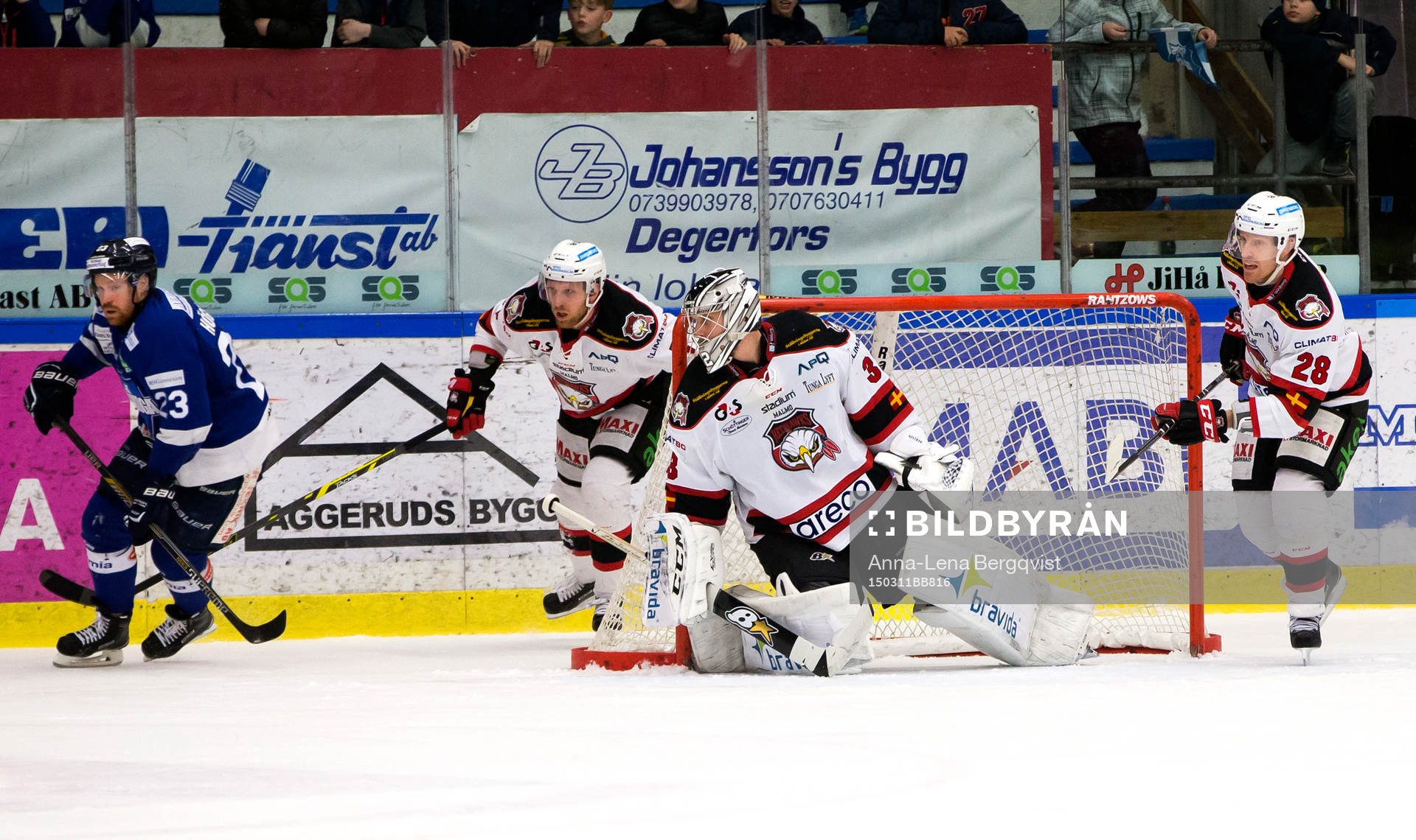 Karlskogas Fredrik Höggren och Malmö Redhawks målvakt