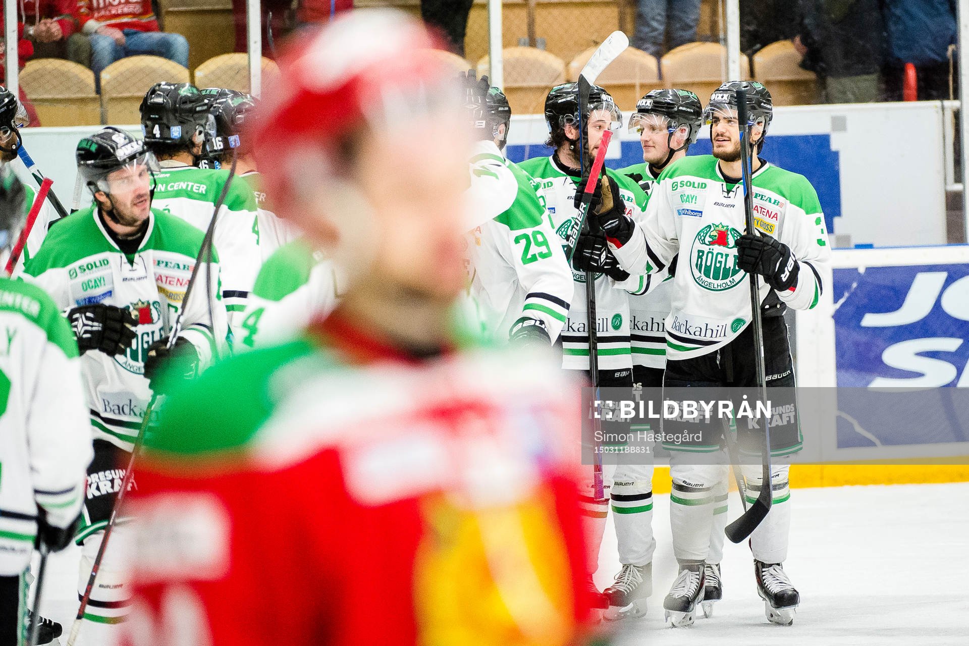 Rögles Almen Bibic , h, jublar med lagkamraterna