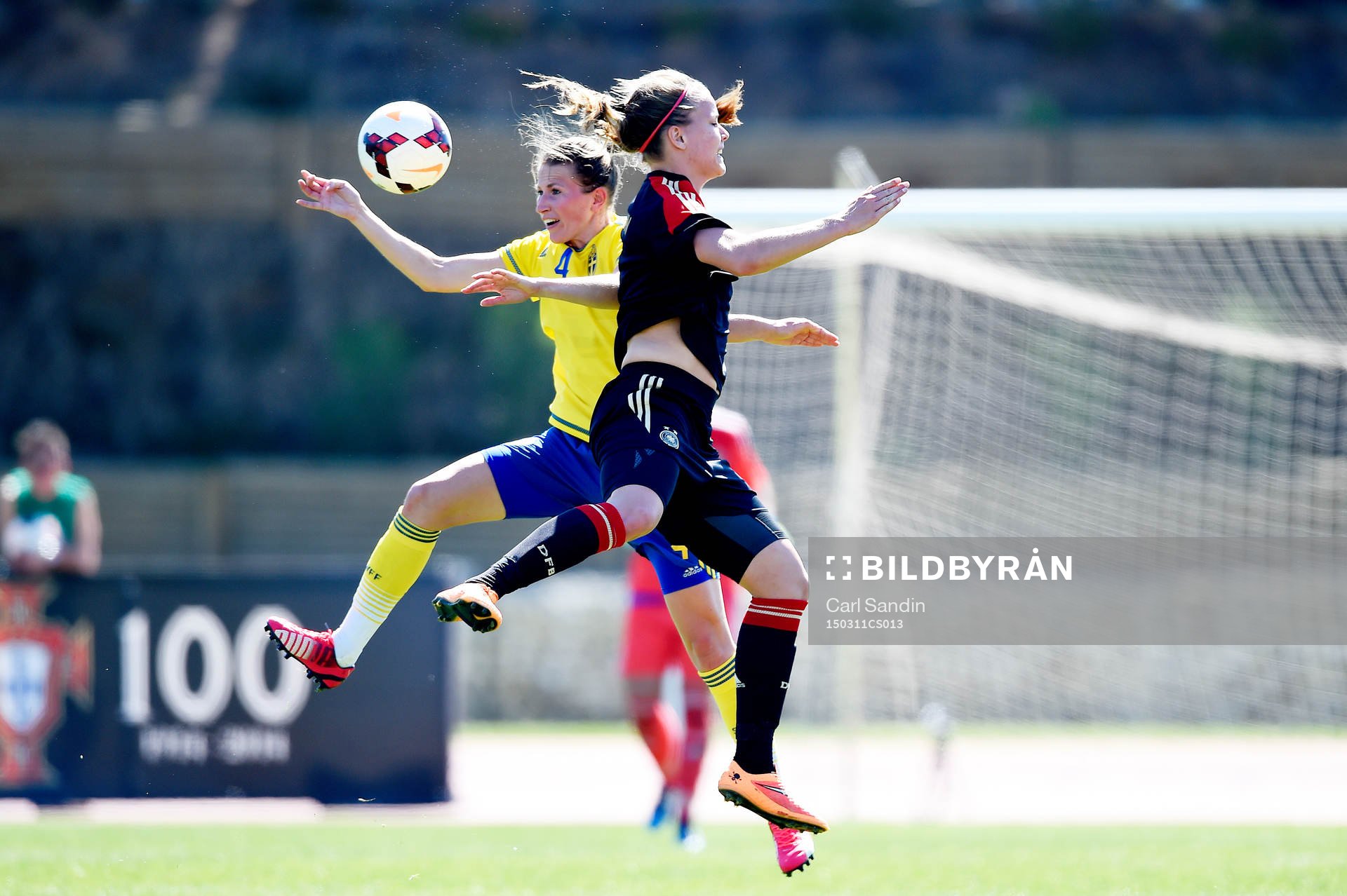 Sveriges Emma Berglund och Tysklands Lena Petermann under bronsmatchen i Algarve Cup mellan Sverige och Tyskland den 11 mars 2015 i Parchal.