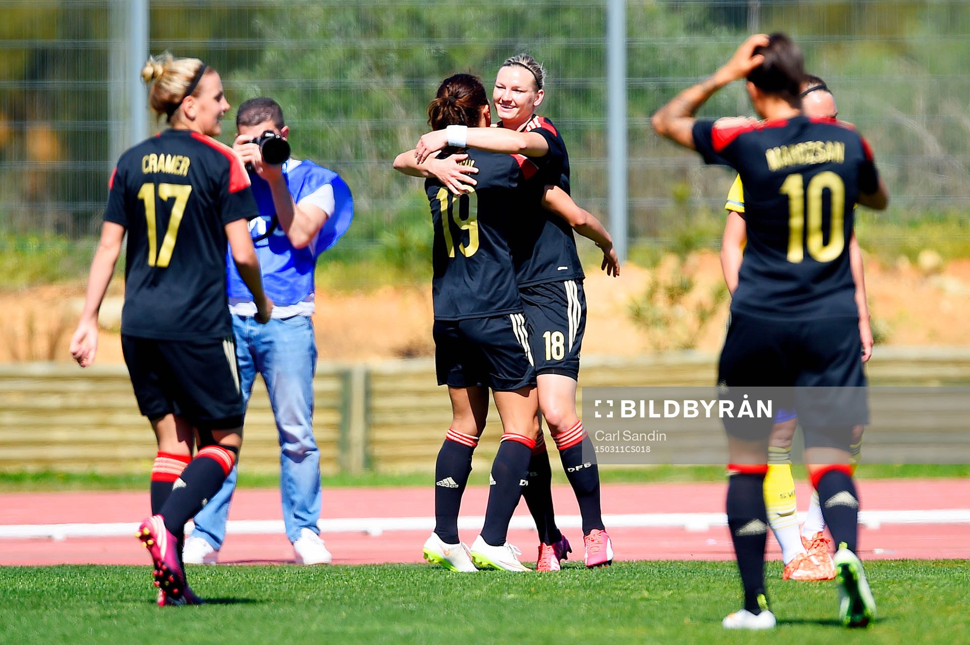Tysklands Alexandra Popp jublar med sina lagkamrater