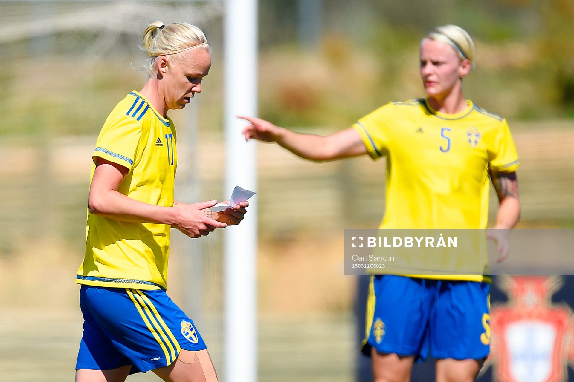 Sveriges Caroline Seger läser instruktioner från