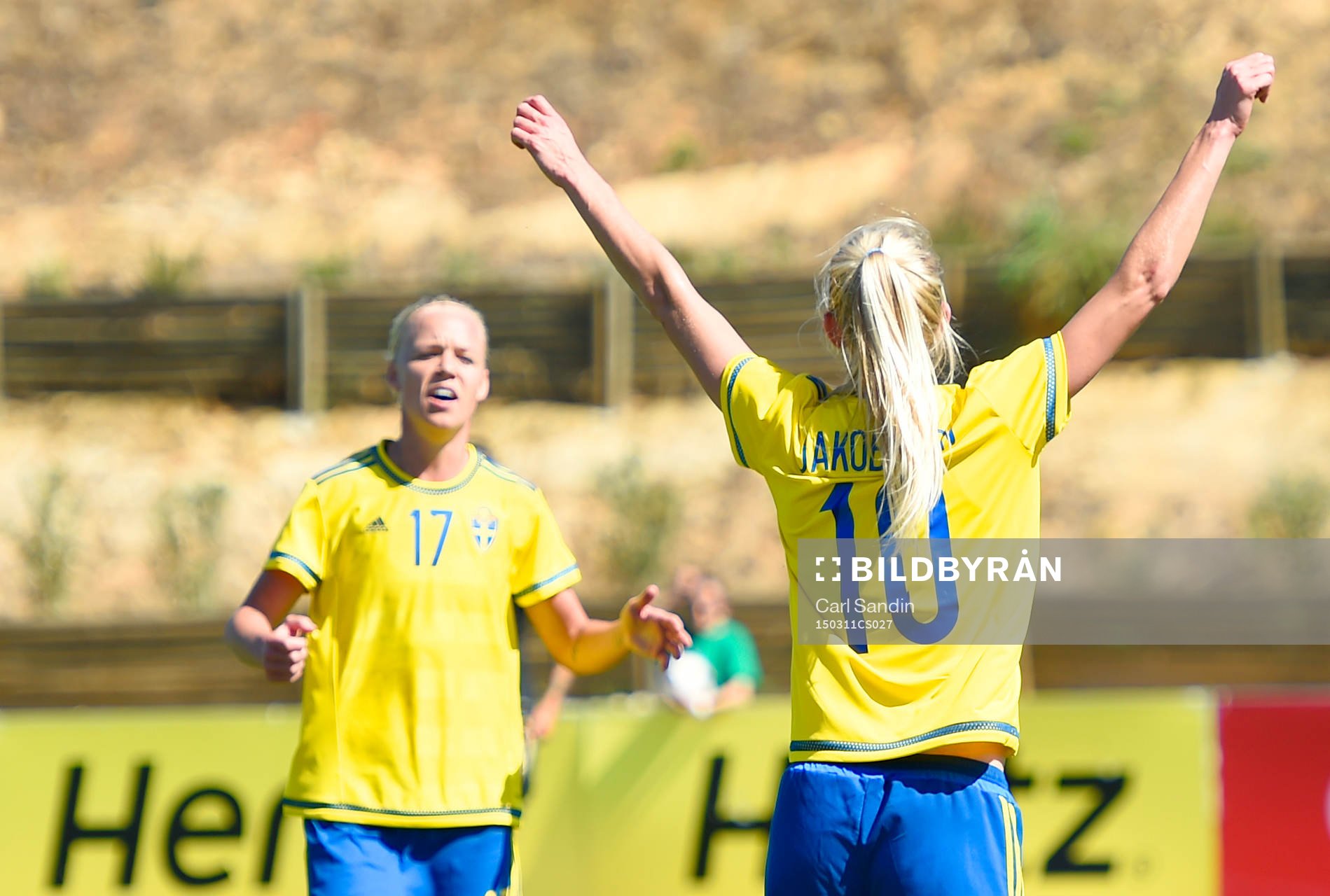 Sveriges Sofia Jakobsson jublar med Sveriges Caroline Seger
