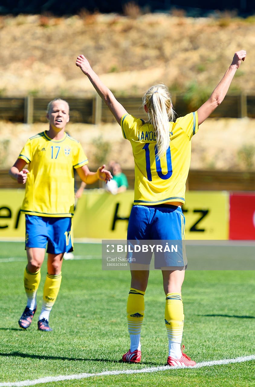 Sveriges Sofia Jakobsson jublar med Sveriges Caroline Seger