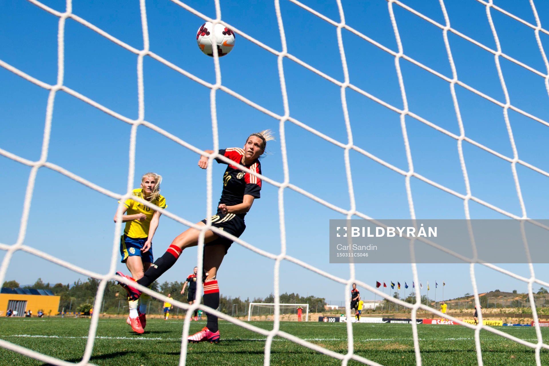 Sveriges Sofia Jakobsson skjuter bollen till 1-2