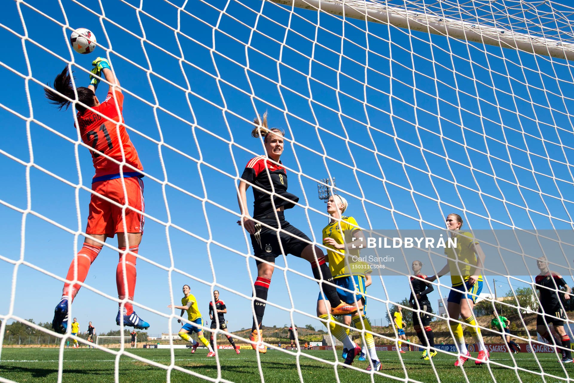 Sveriges målvakt Carola Söberg boxar undan en boll bakom Tysklands Lena Petermann under bronsmatchen i Algarve Cup mellan Sverige och Tyskland den 11 mars 2015 i Parchal.