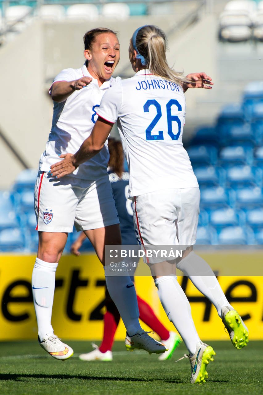 s Amy Rodriguez och Julie Johnston firar