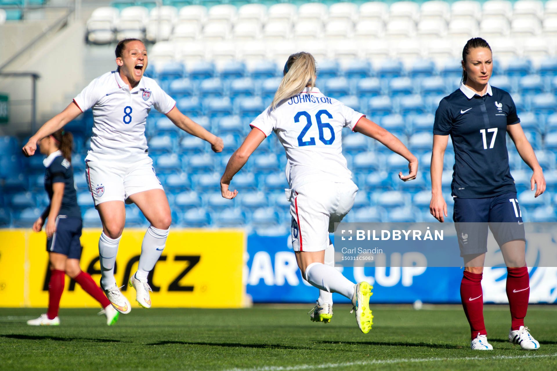 s Amy Rodriguez och Julie Johnston firar