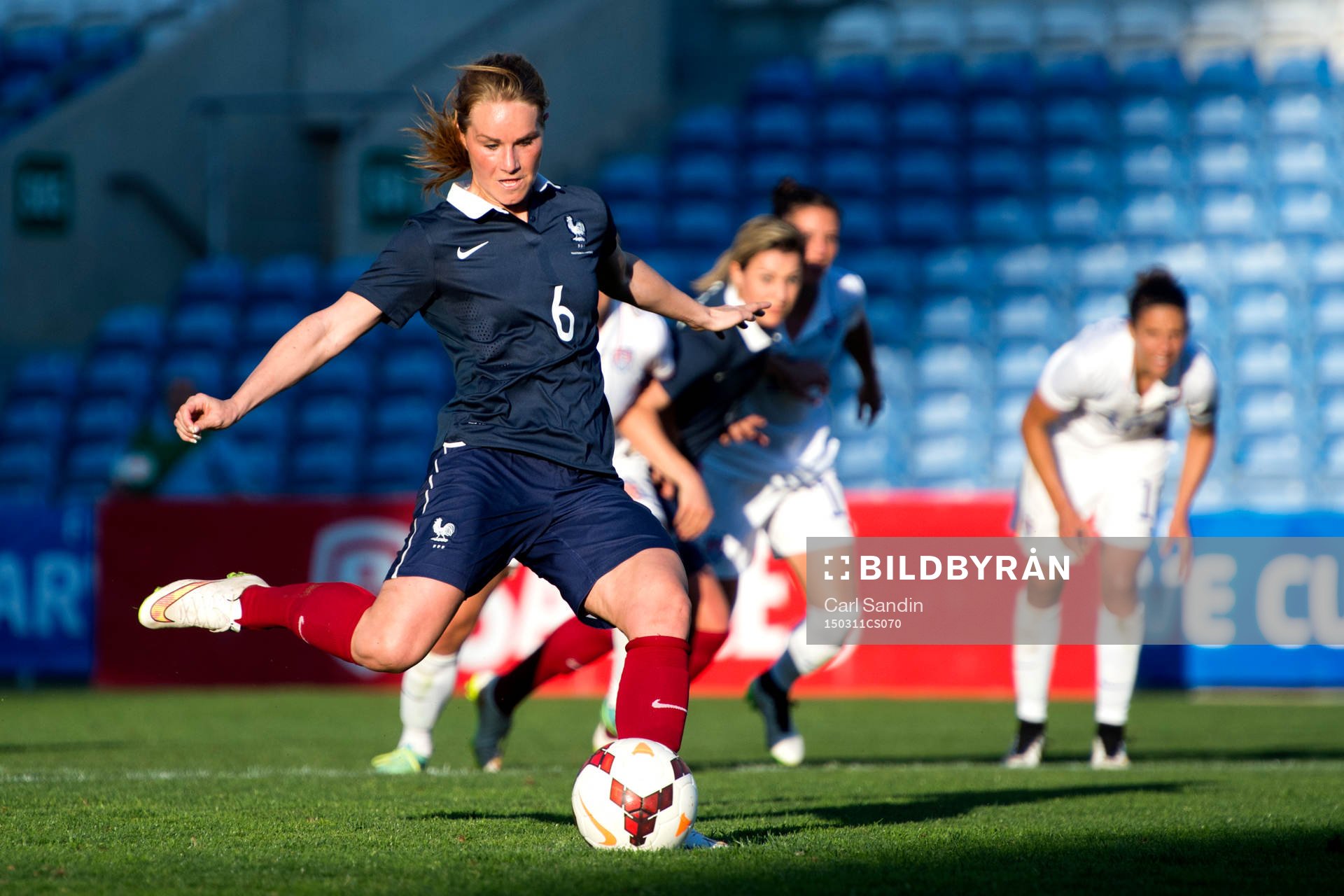 Frankrikes Amandine Henry slår en straff