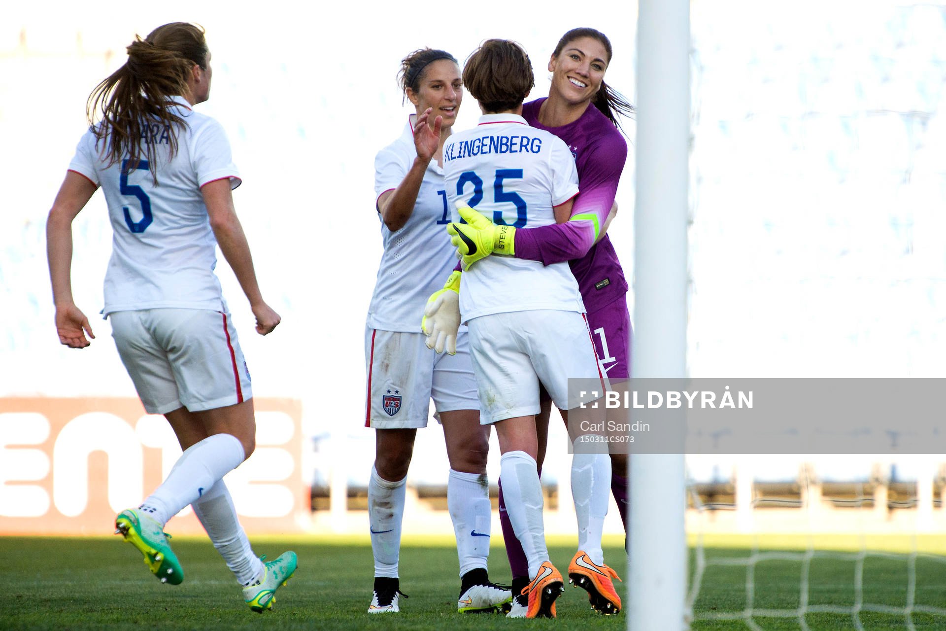 s målvakt Hope Solo jublar