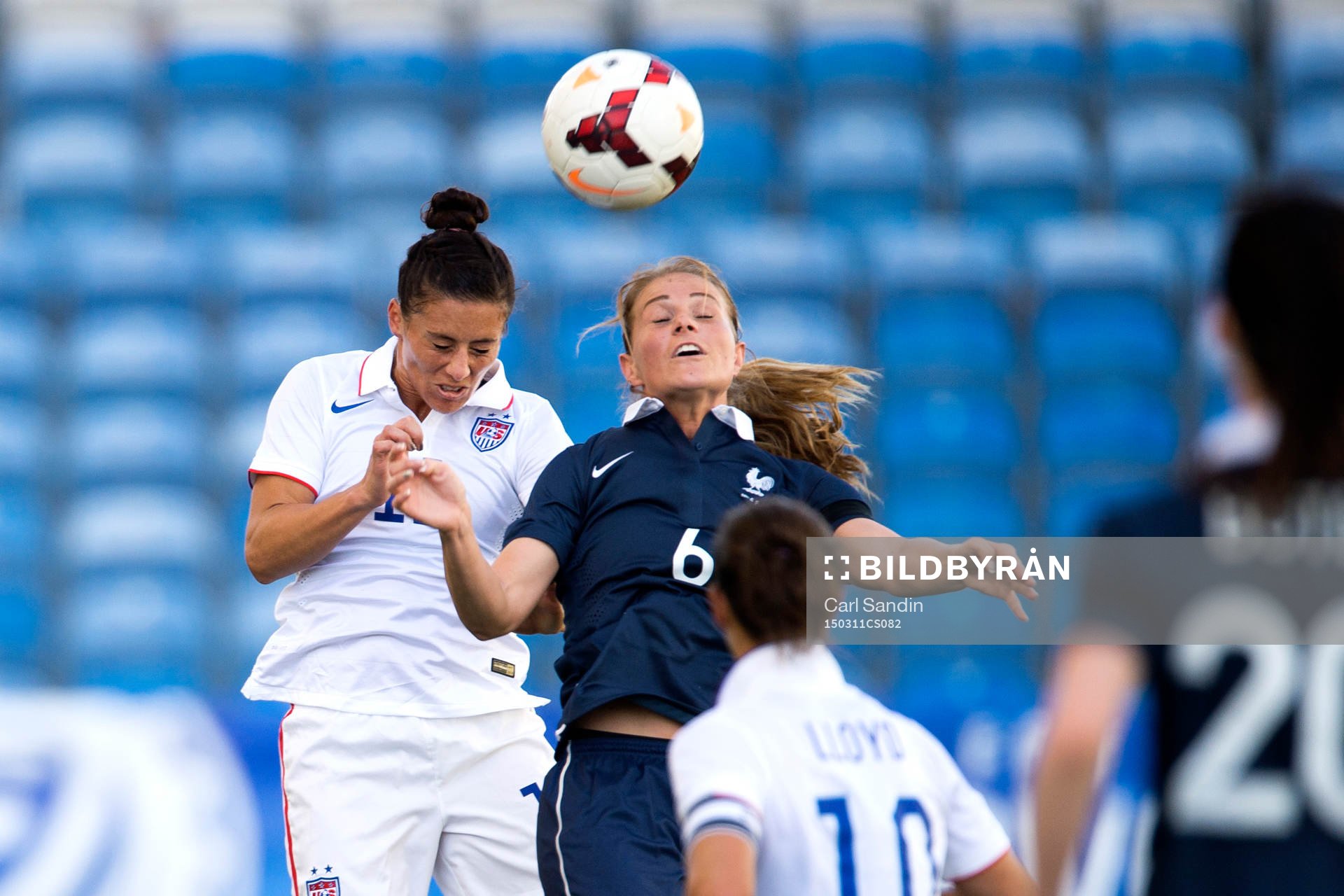 USA:s Ali Krieger i nickduell med Frankrikes Amandine Henry under finalen i Algarve Cup mellan Frankrike och USA den 11 mars 2015 i Almancil.