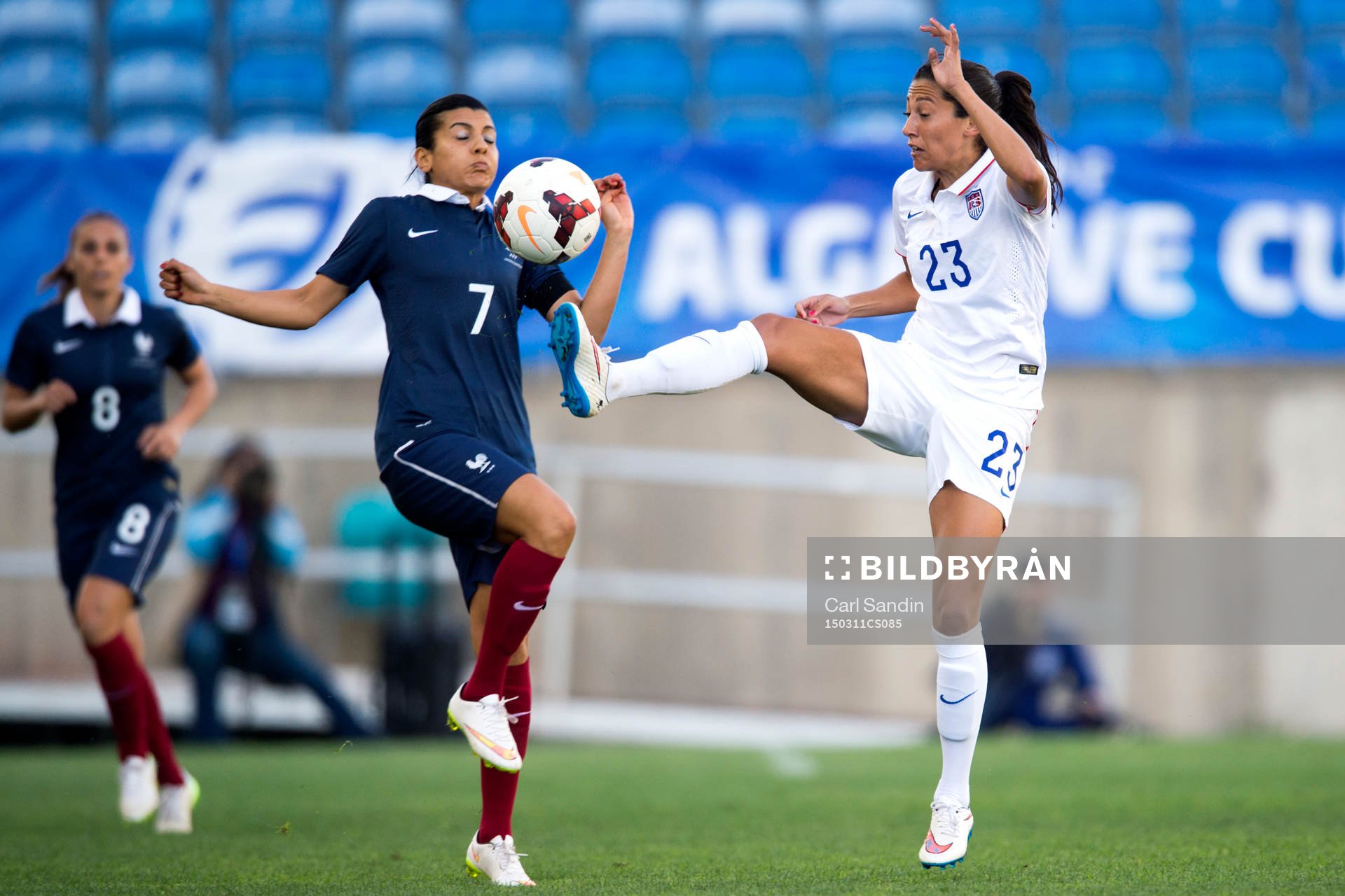Frankrikes Kenza Dali i närkamp med USA:s Christen Press under finalen i Algarve Cup mellan Frankrike och USA den 11 mars 2015 i Almancil.