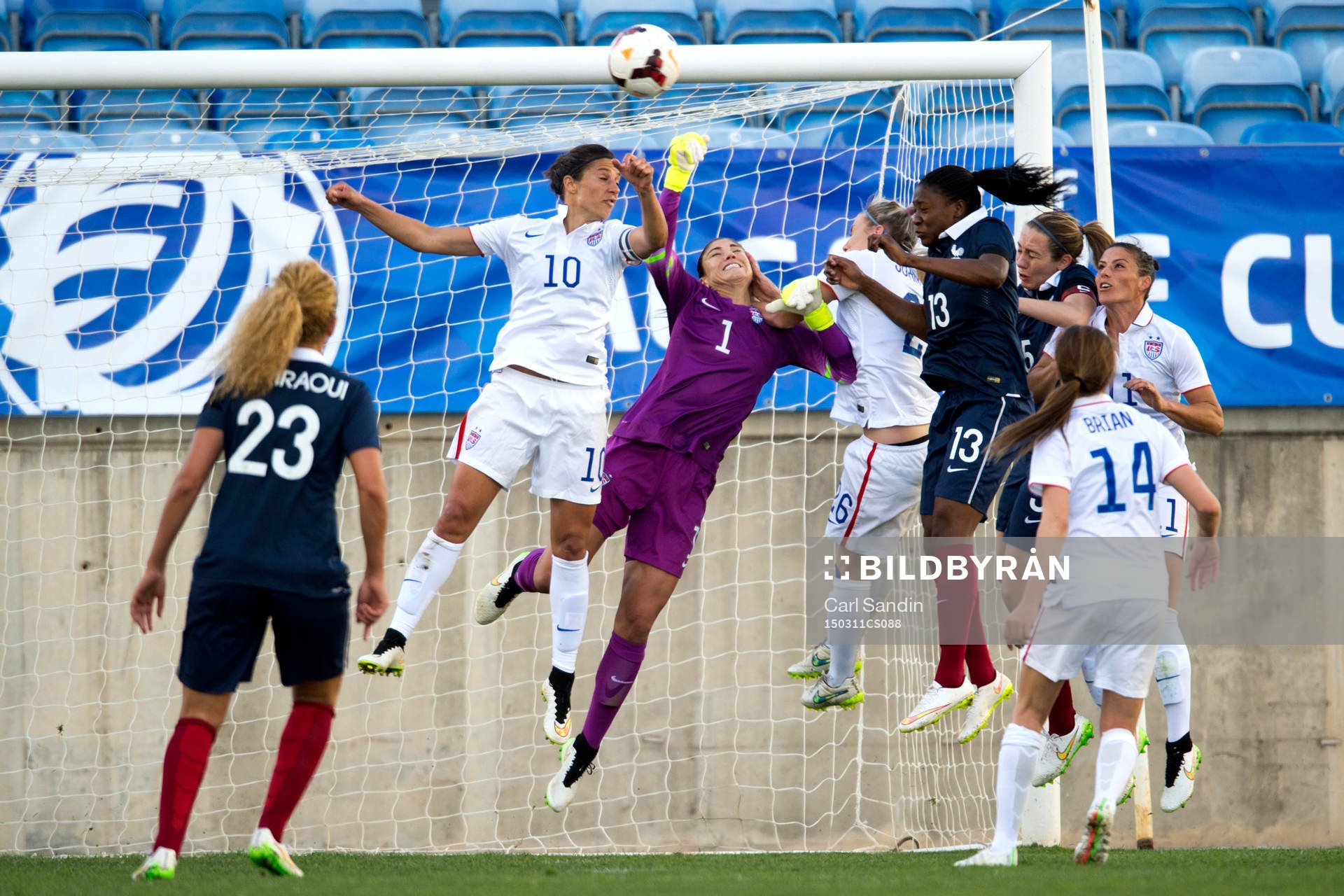 USA:s Carli Lloyd och målvakt Hope Solo rensar undan bollen framför Frankrikes Kadidiatou under finalen i Algarve Cup mellan Frankrike och USA den 11 mars 2015 i Almancil.