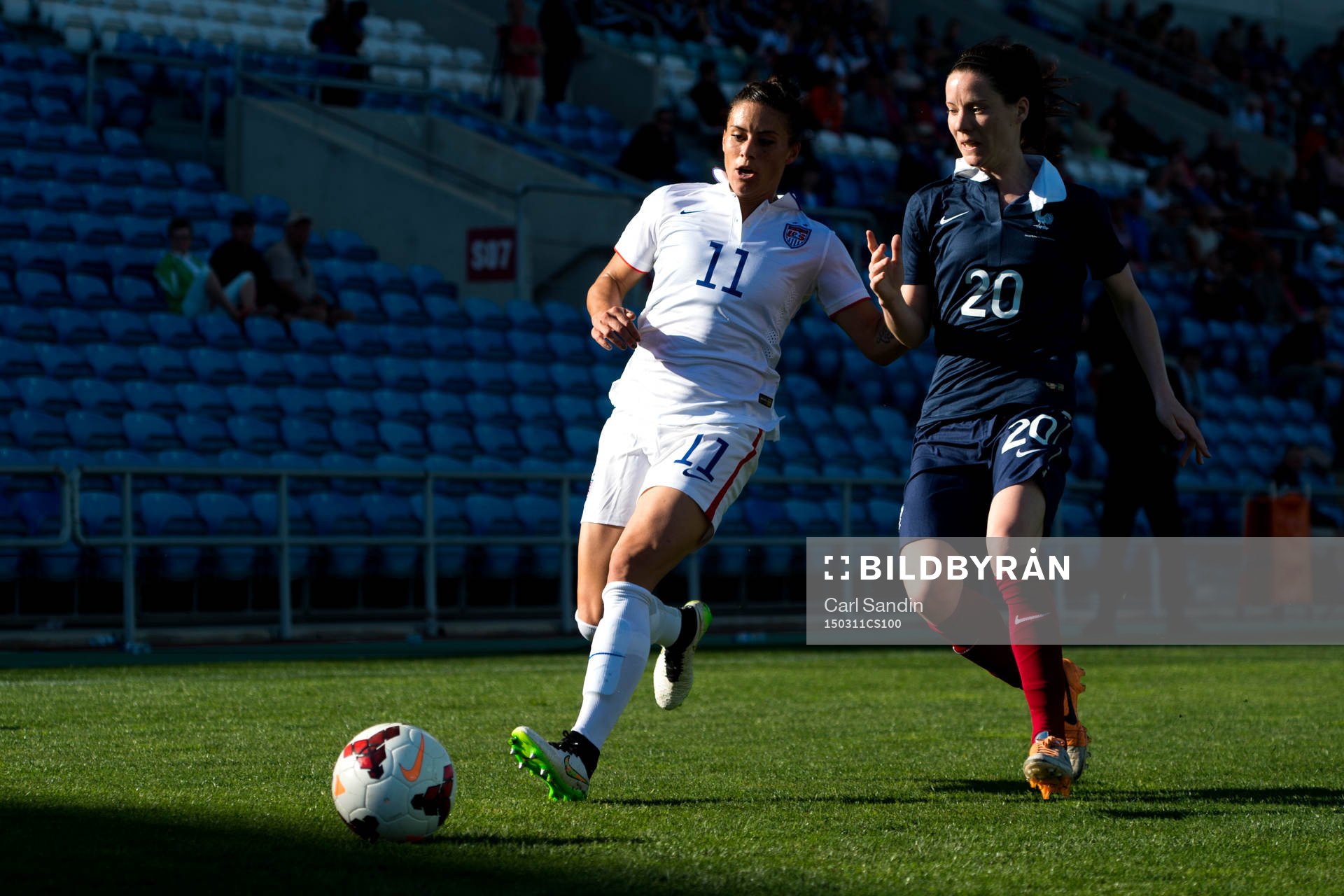 s Ali Krieger jagas av Frankrikes Annaig Butel