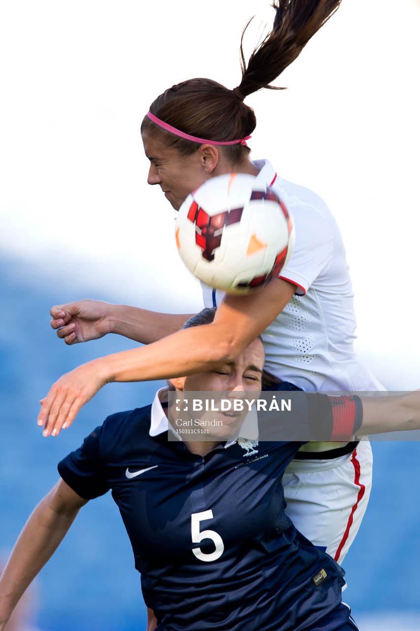 s Alex Morgan i nickduell med Frankrikes Sabrina Delannoy