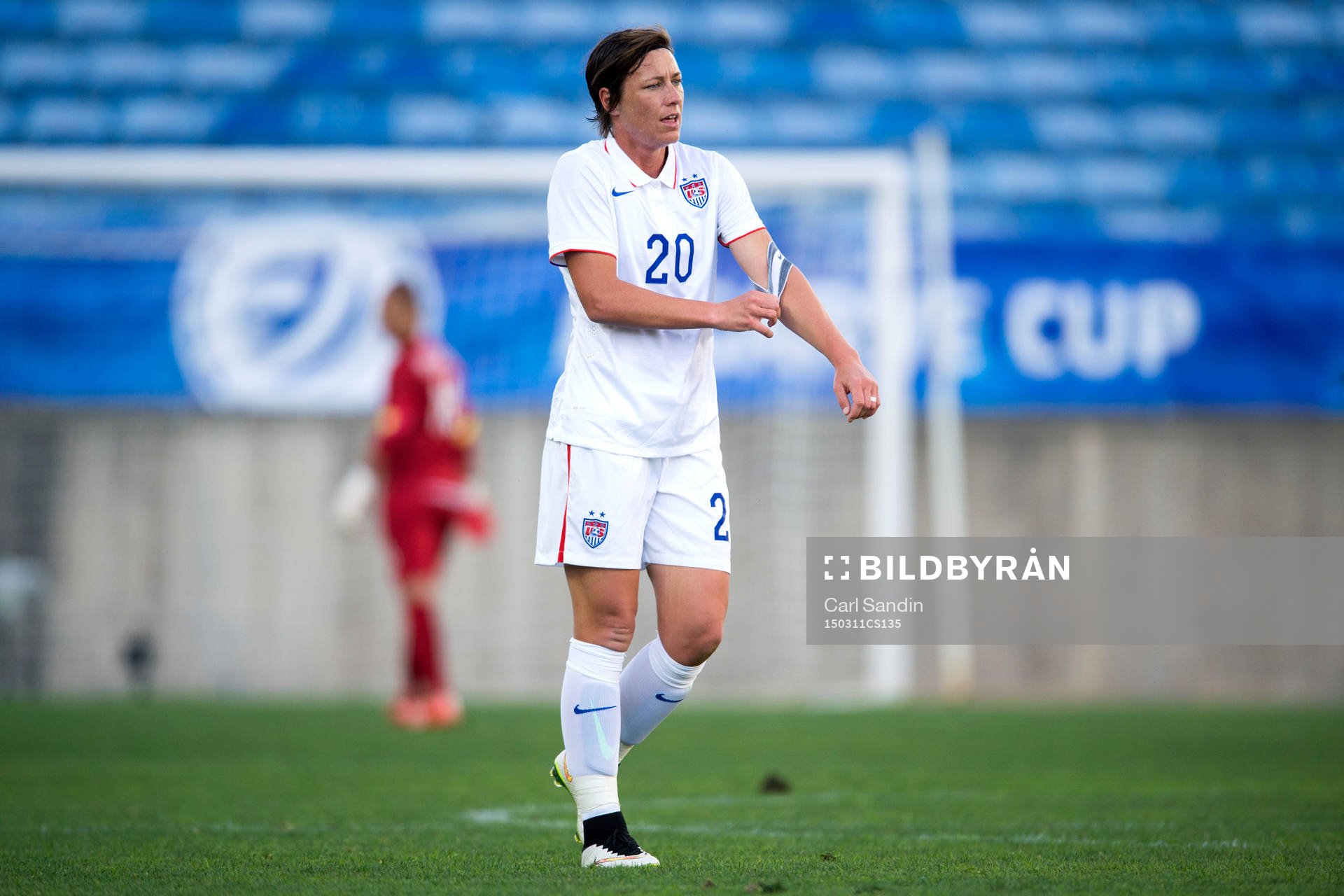 s Abby Wambach tar av sig kaptensbindeln