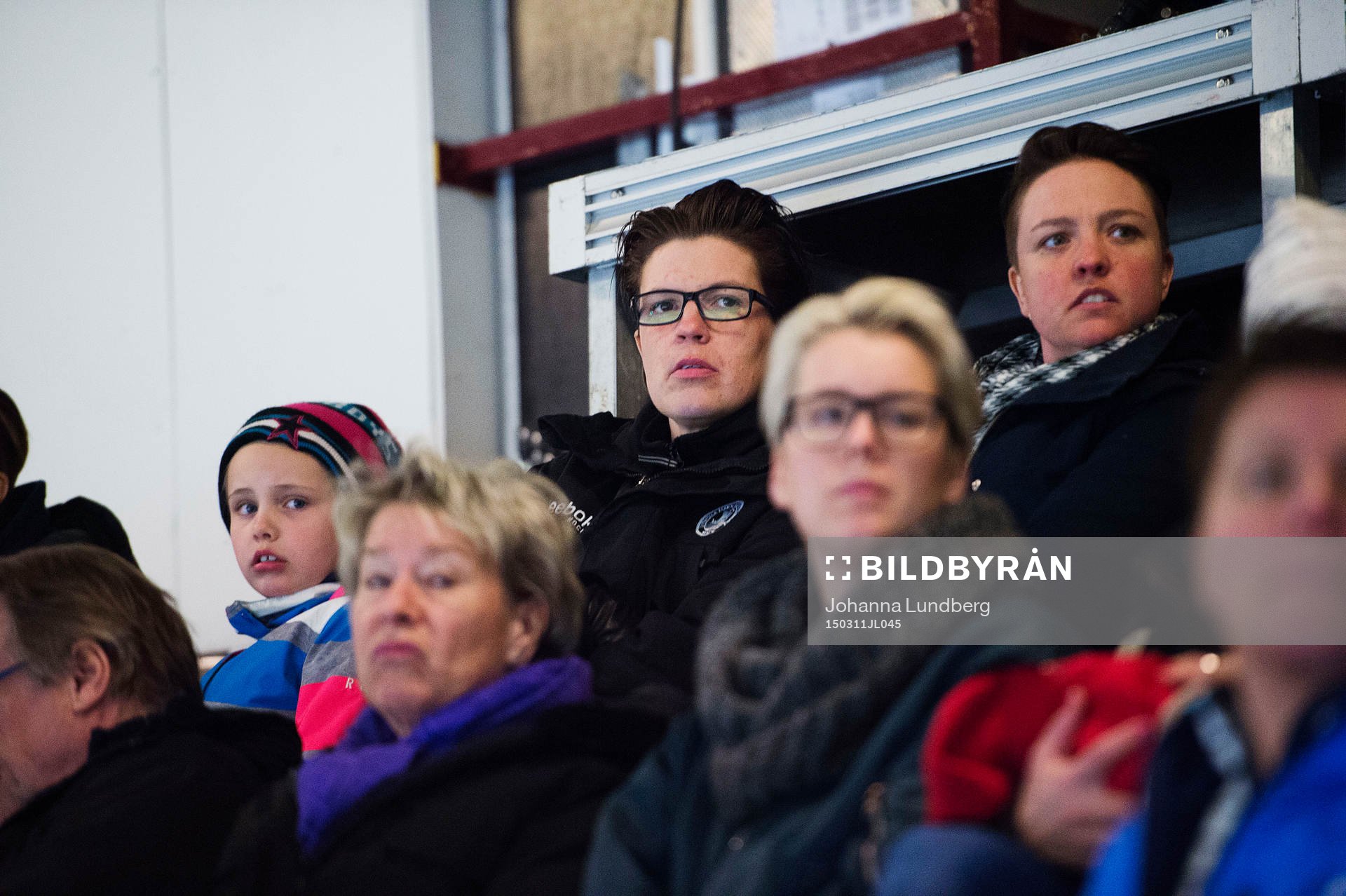 Erika Holst sitter på läktaren